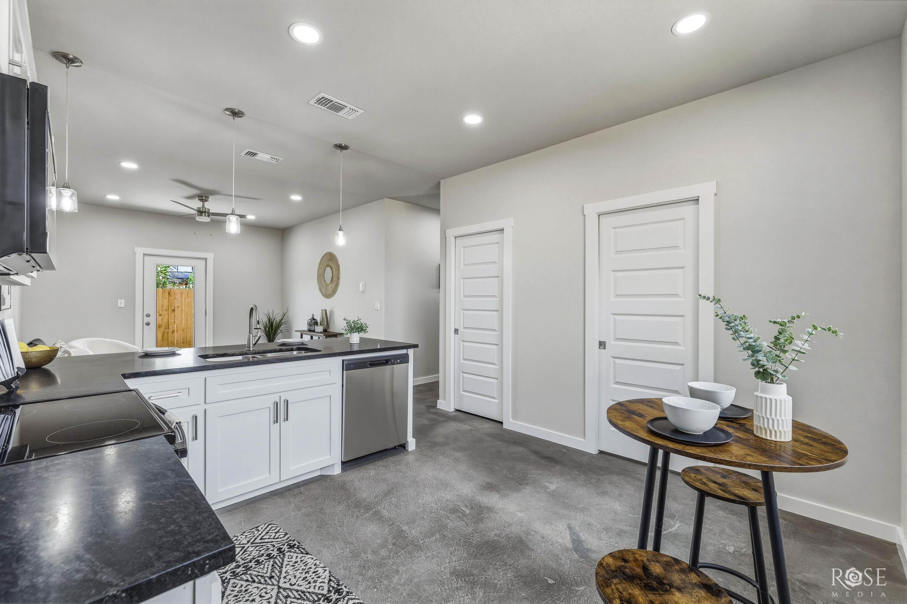 633 W Avenue Z Property Photo 18