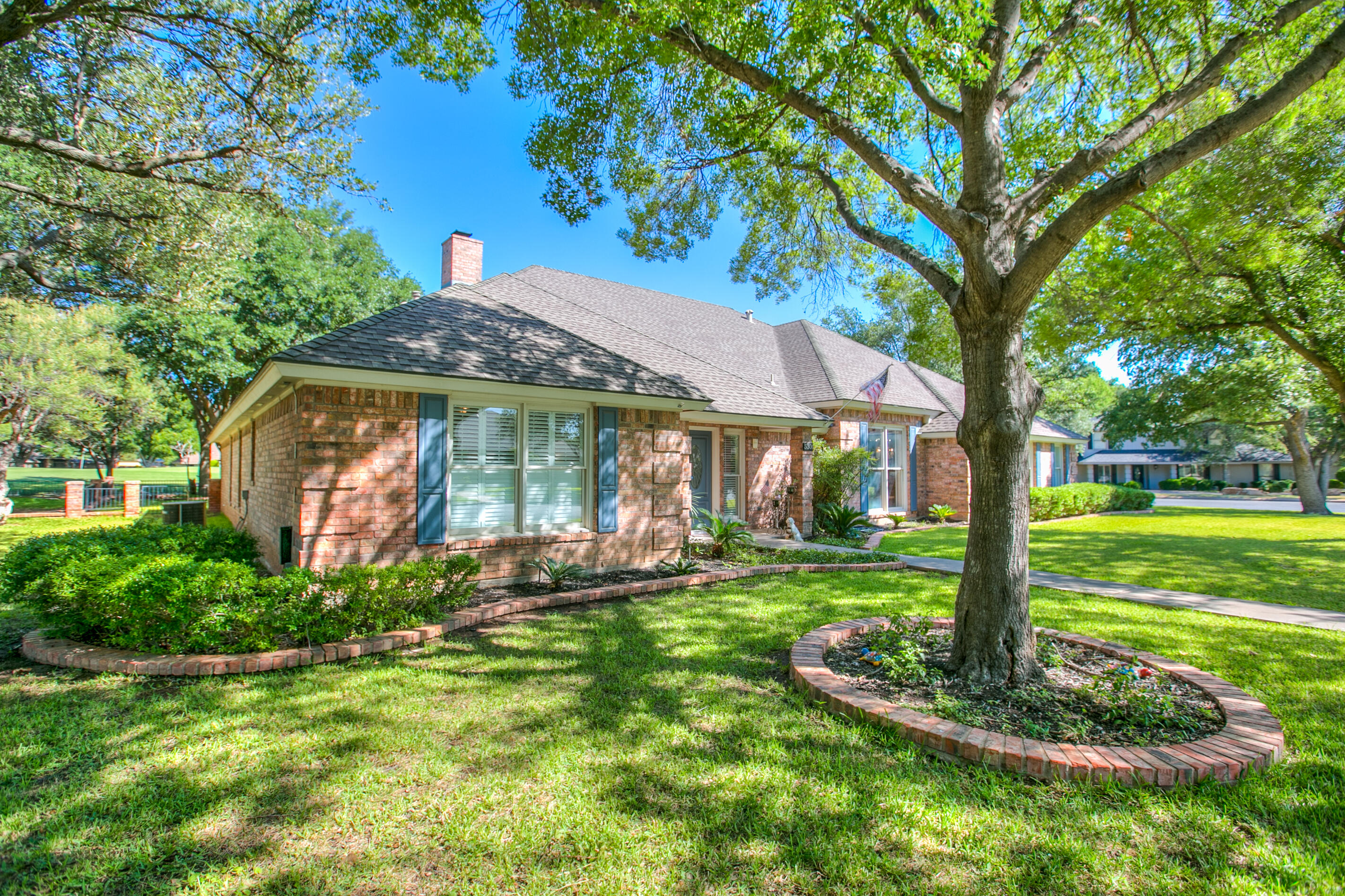 5301 Beverly Drive Property Photo 3