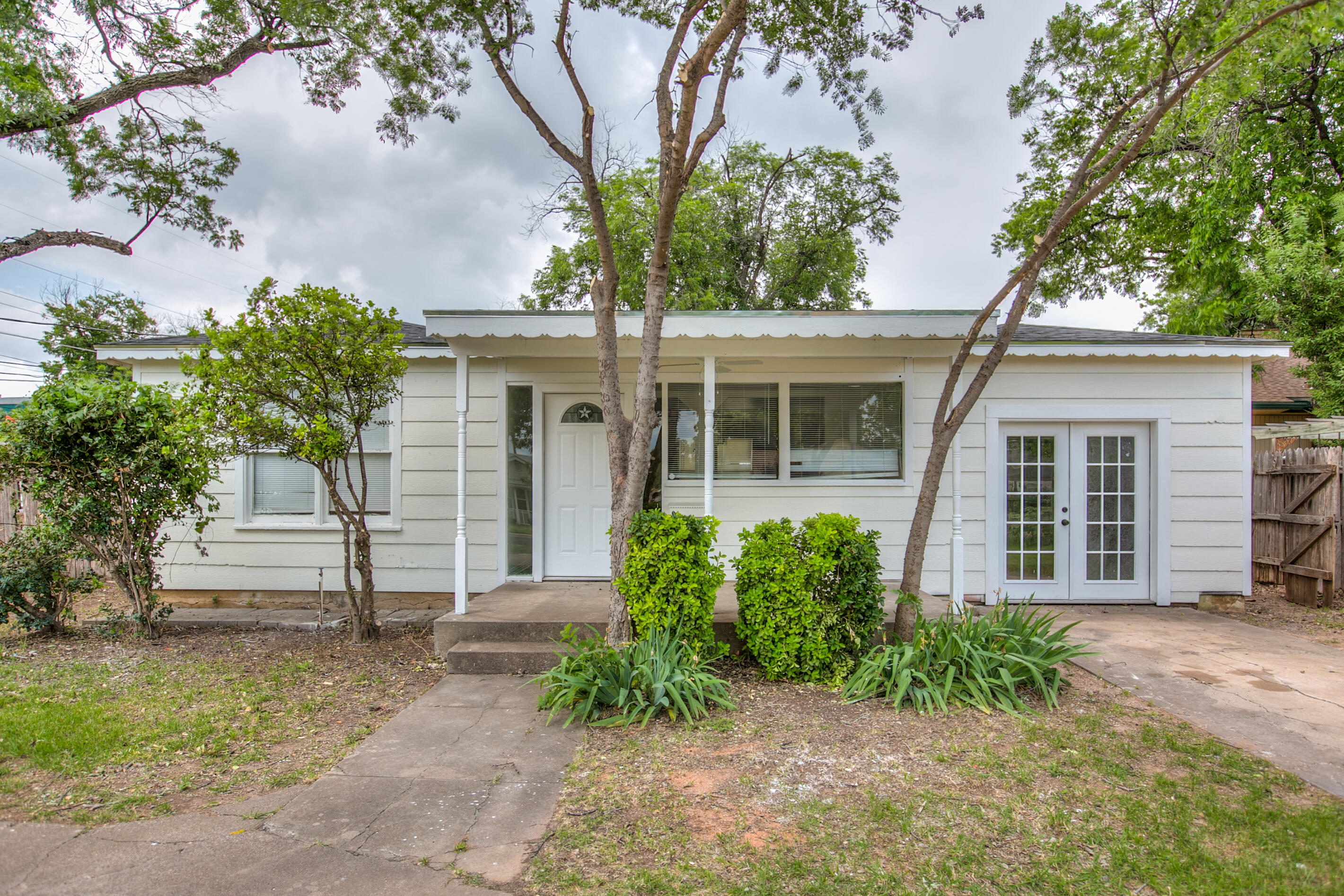 1921 W Avenue J Property Photo 1