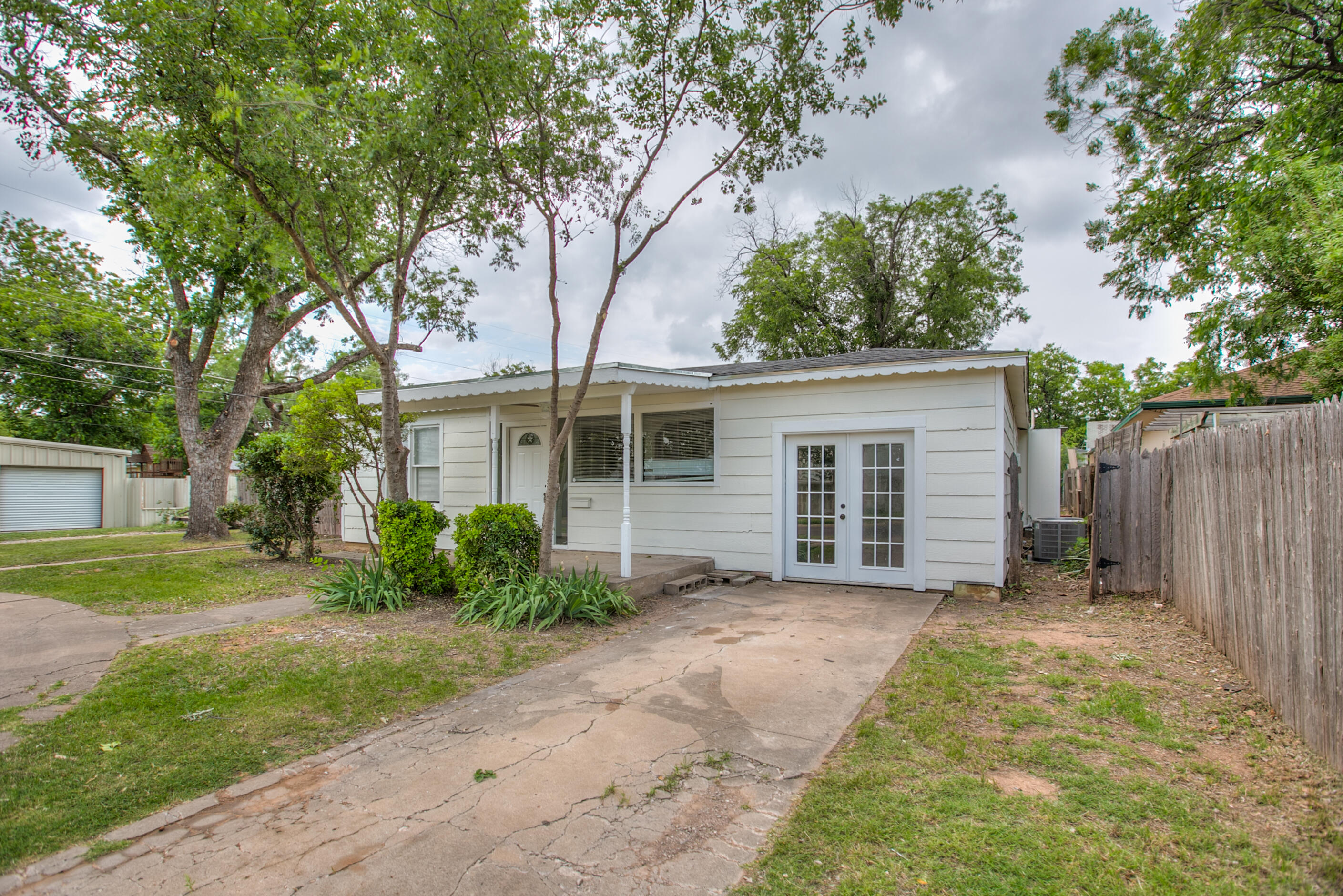 1921 W Avenue J Property Photo 2