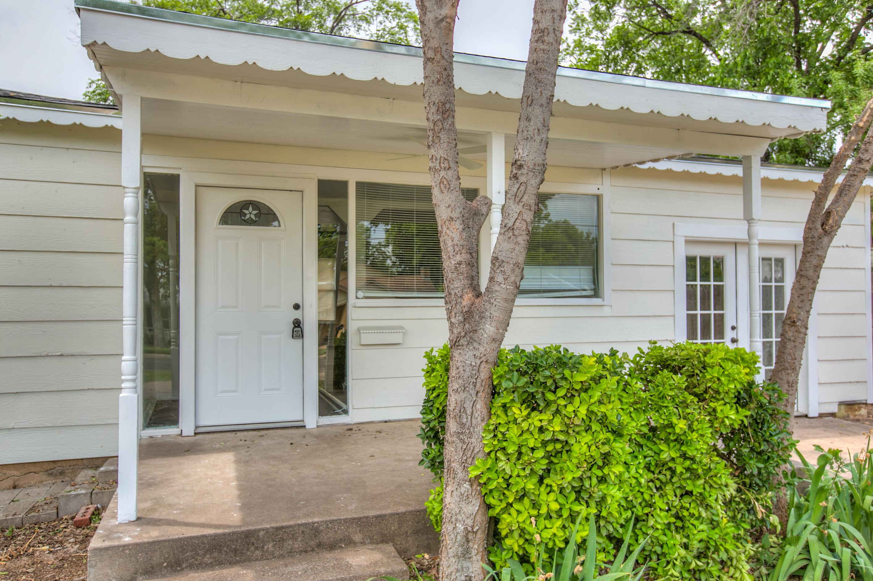 1921 W Avenue J Property Photo 3
