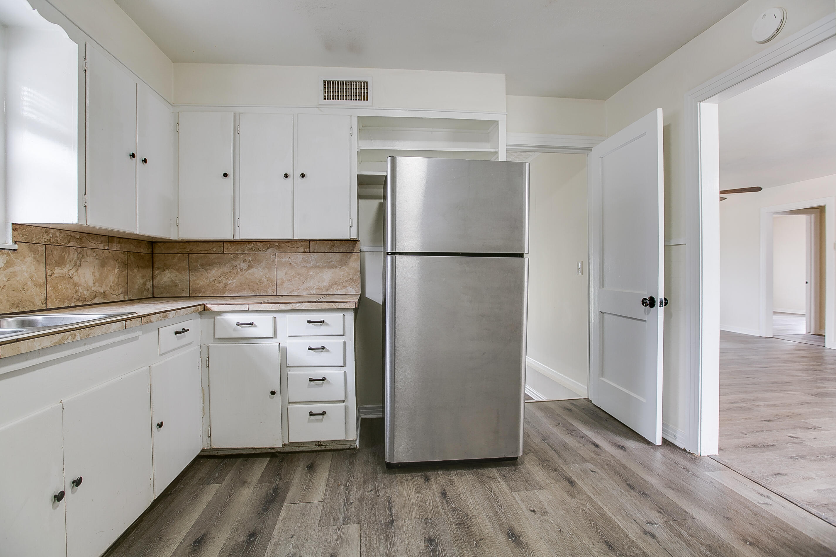 1921 W Avenue J Property Photo 12