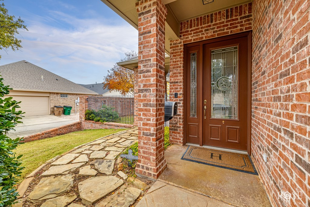 5533 Club Park Way Property Photo 5