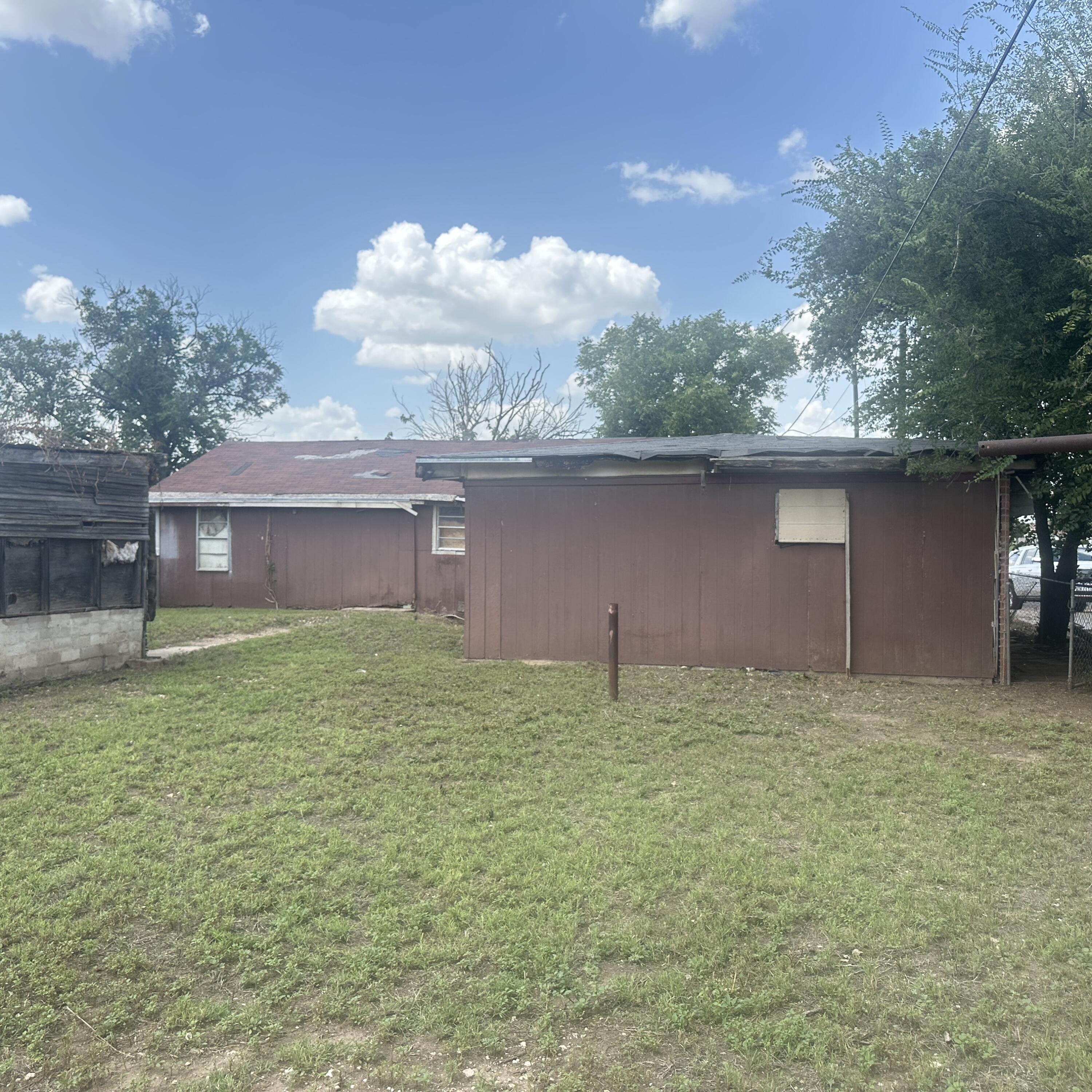 417 E 42nd Street Property Photo 3