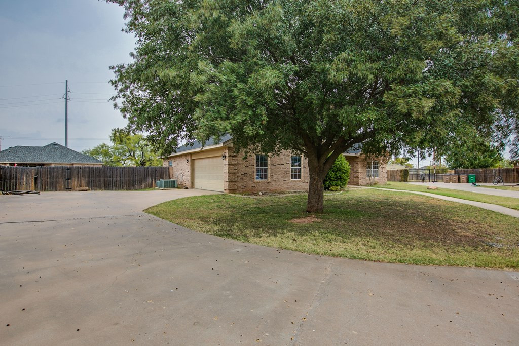5806 Lyndhurst Drive Property Photo 4
