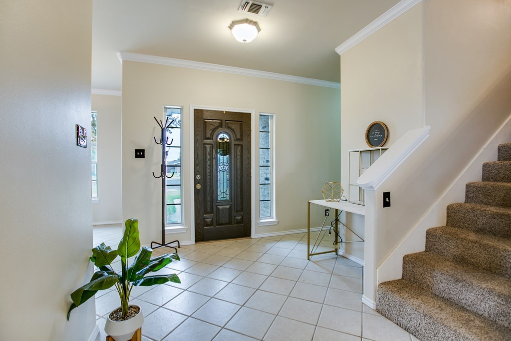 5806 Lyndhurst Drive Property Photo 6