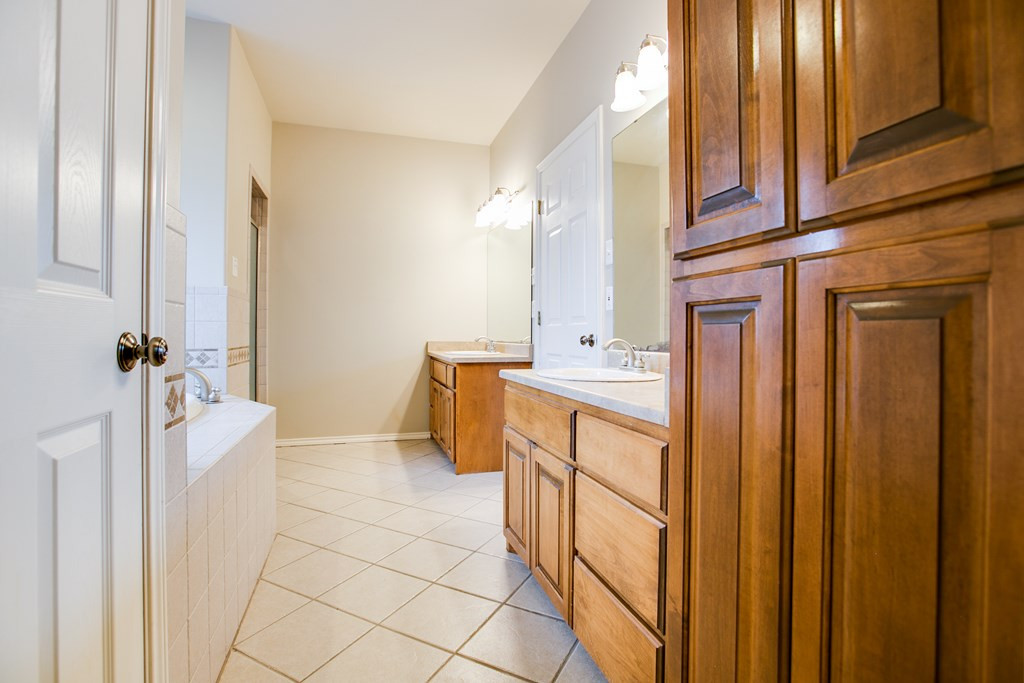 5806 Lyndhurst Drive Property Photo 21