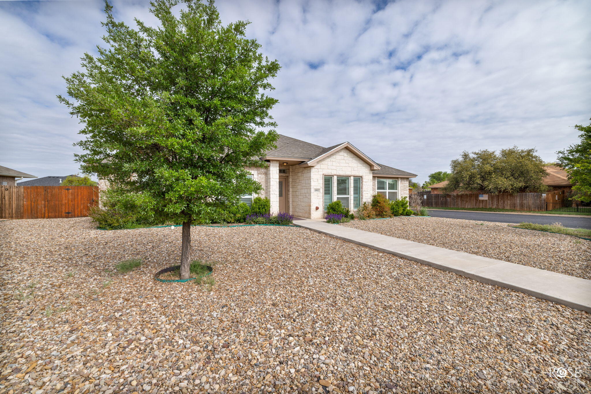 4901 Red Oak Lane Property Photo 4