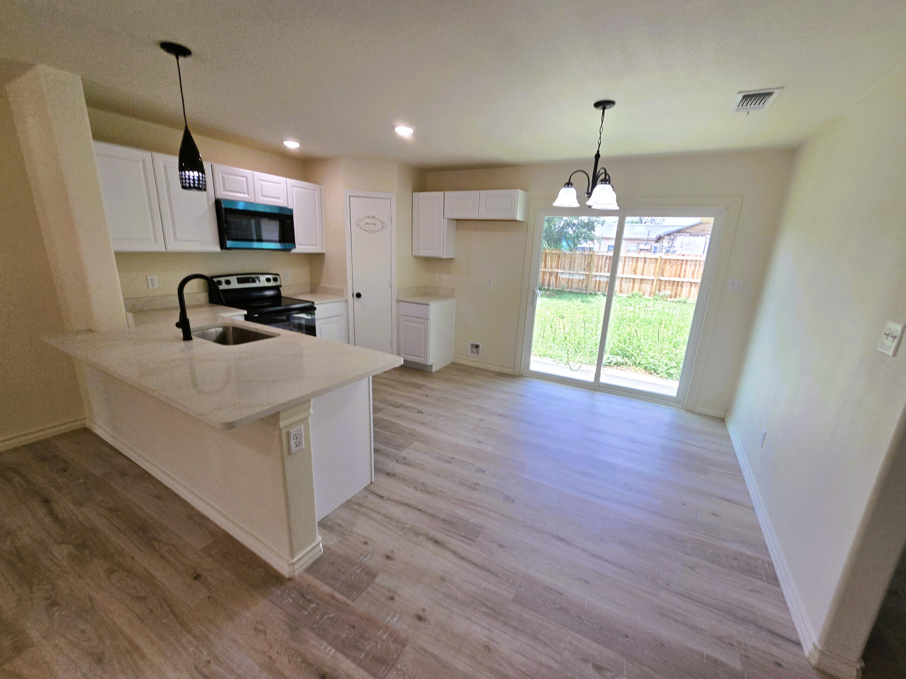 438 E 45th Street Property Photo 5