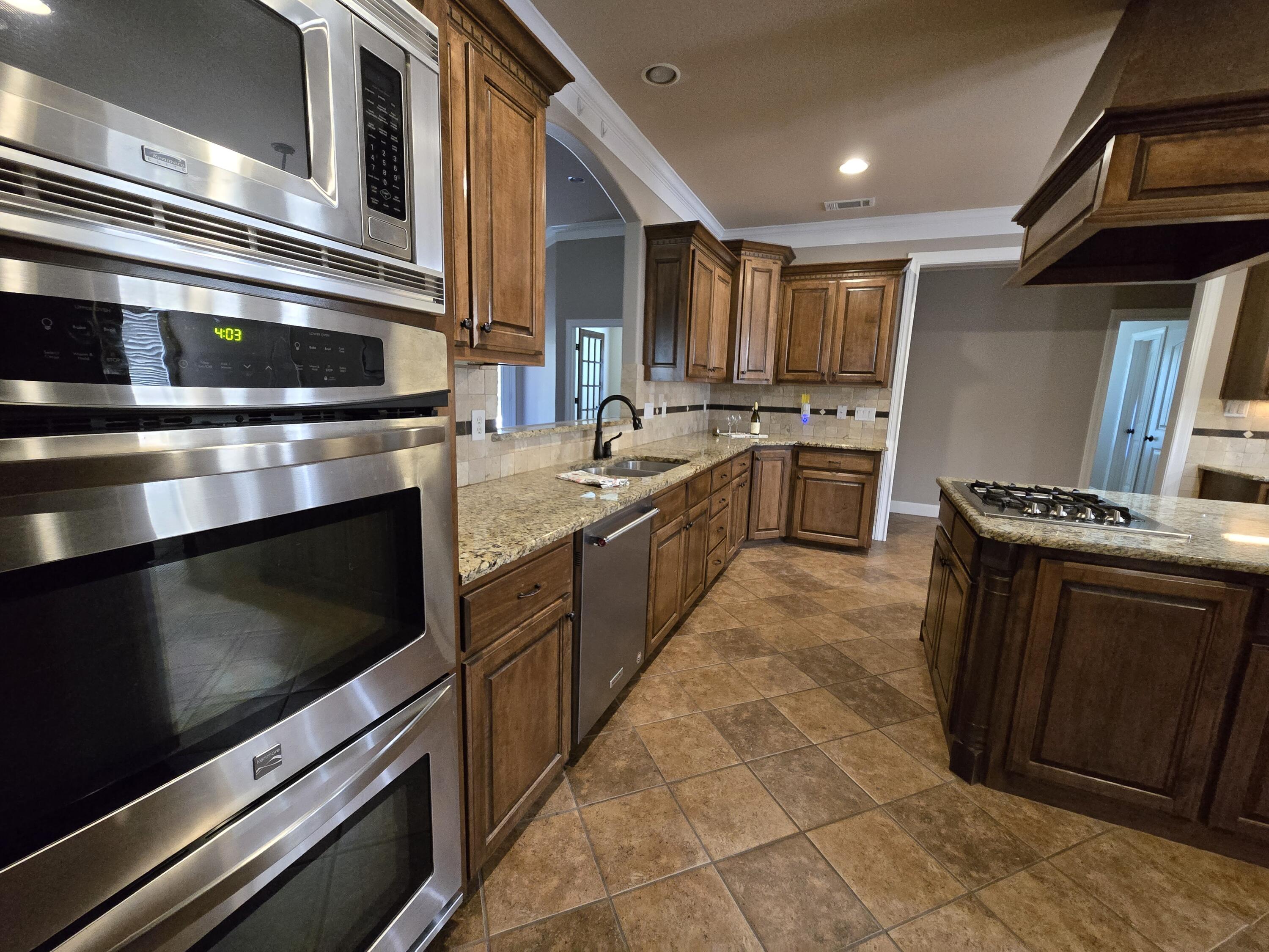 1528 Whitney Street Property Photo 7