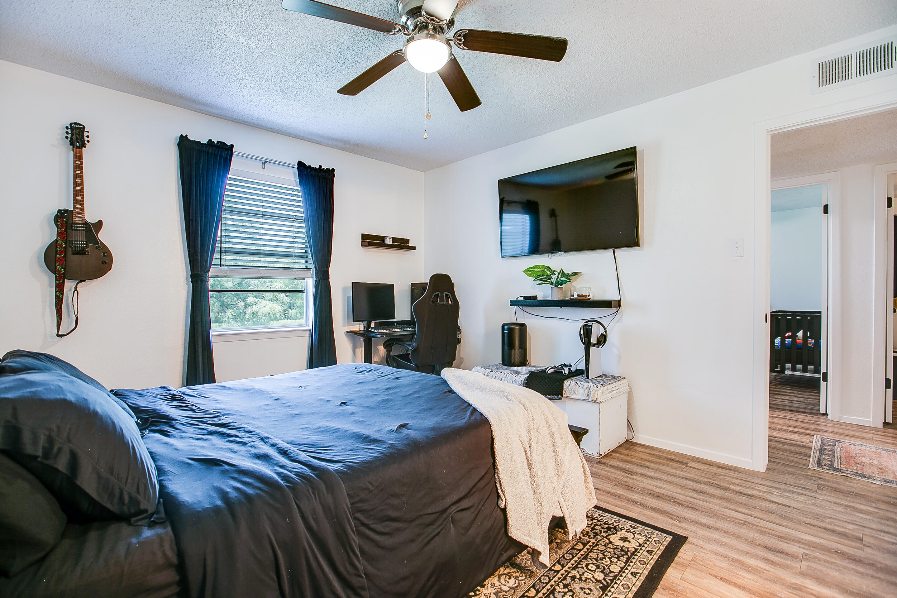 901 E 42nd Street Property Photo 15