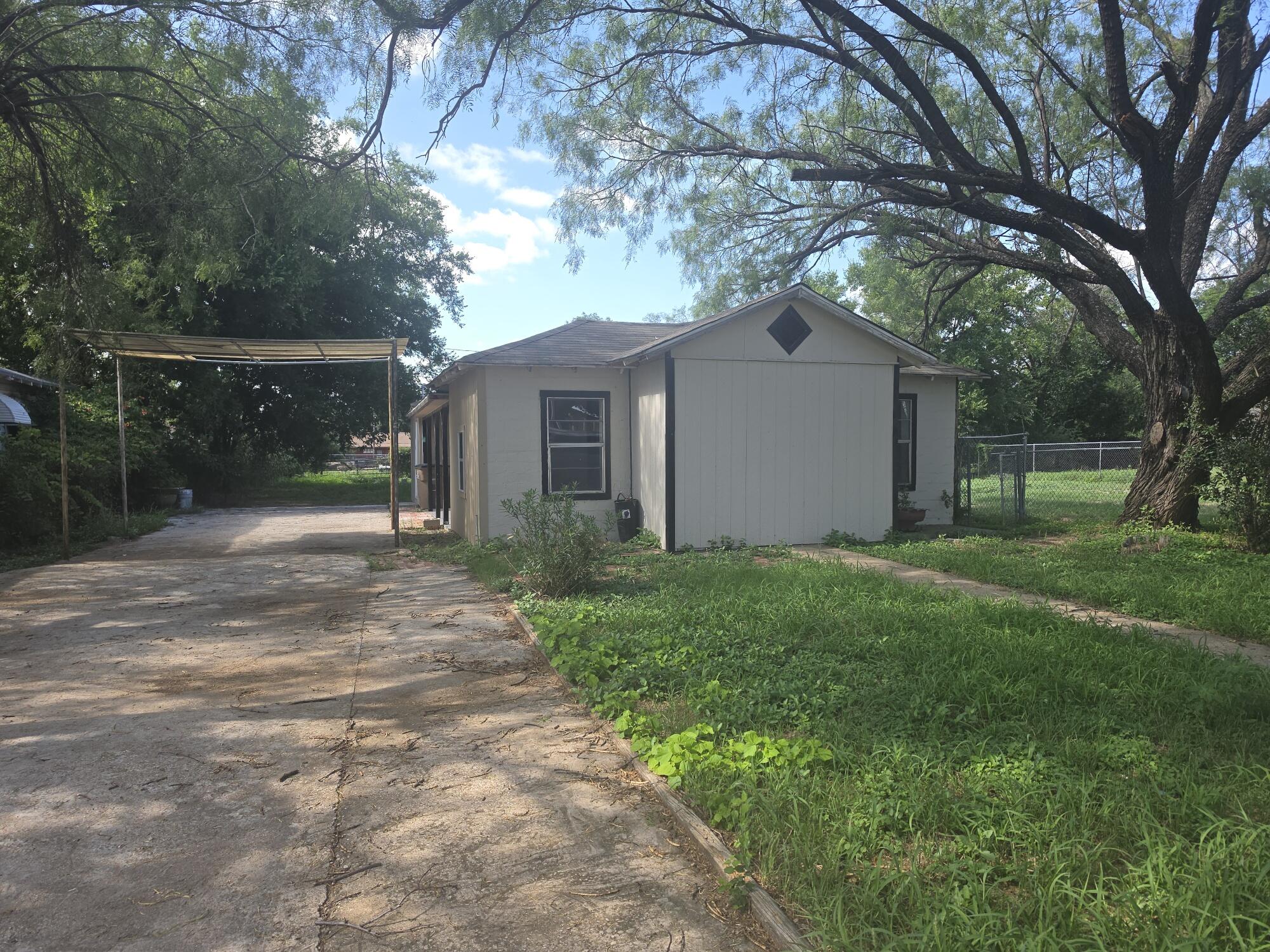 19 W Avenue O Property Photo 1
