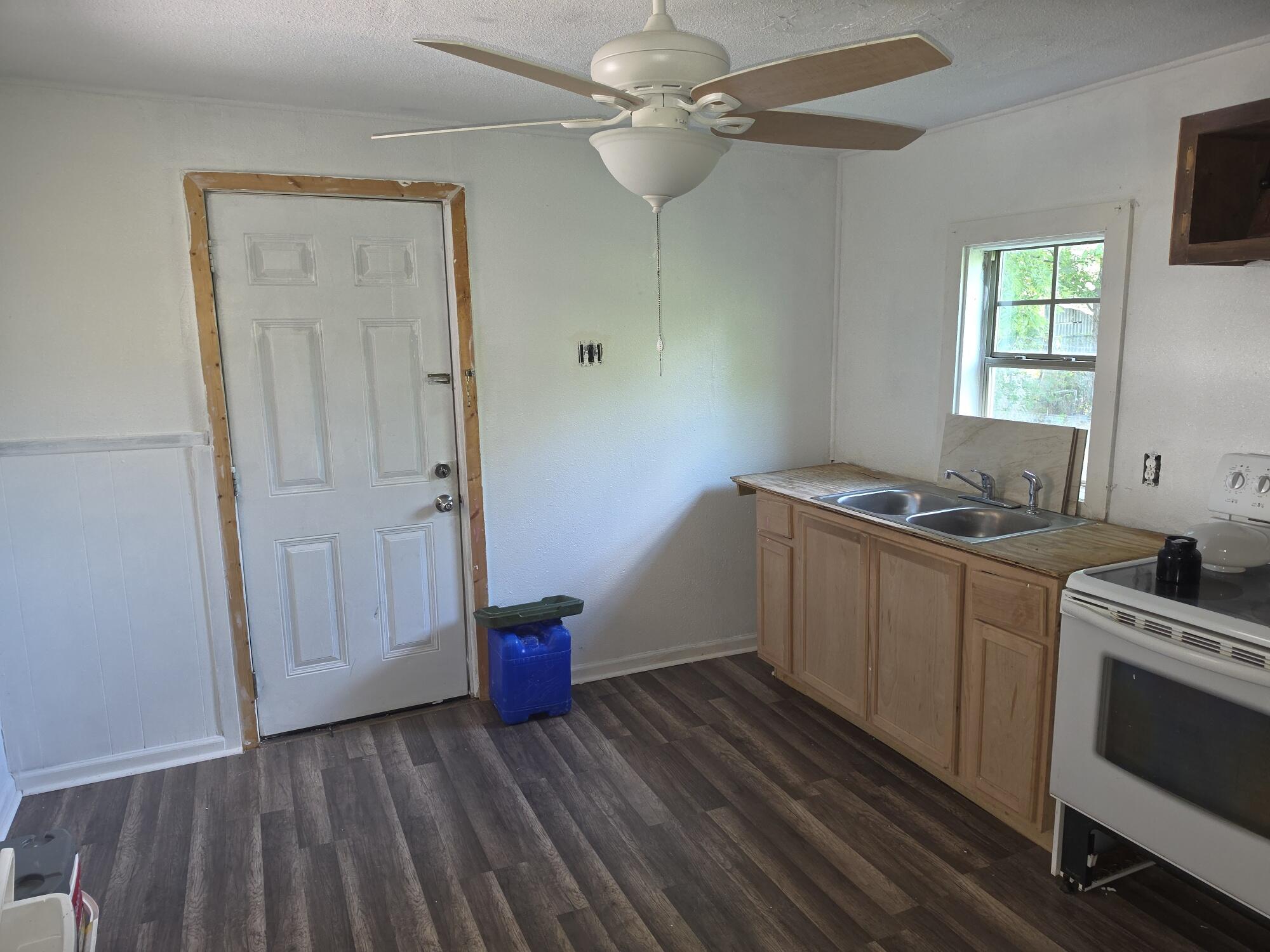 19 W Avenue O Property Photo 2