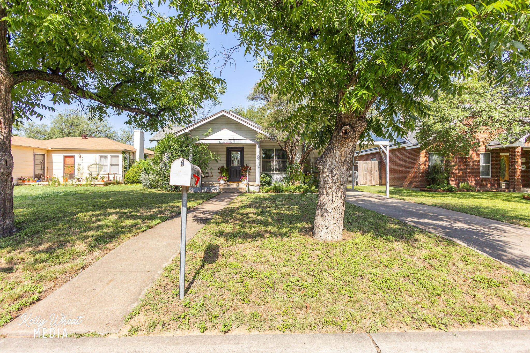1321 Kenwood Drive Property Photo 2