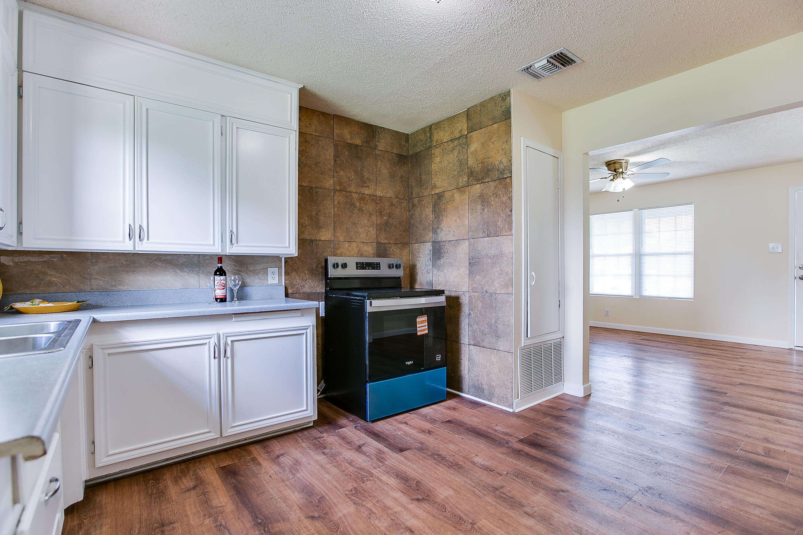 2210 Junius Street Property Photo 11