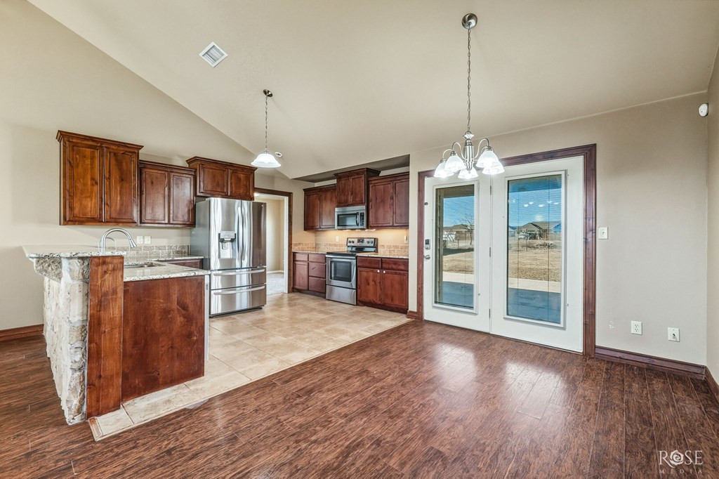 8083 Elk Run Property Photo 10