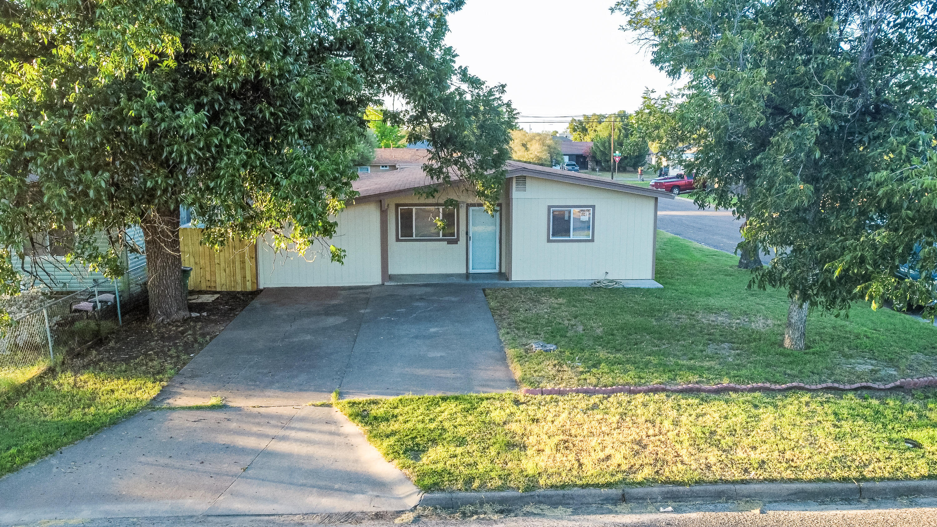 146 E Riverside Avenue Property Photo 3