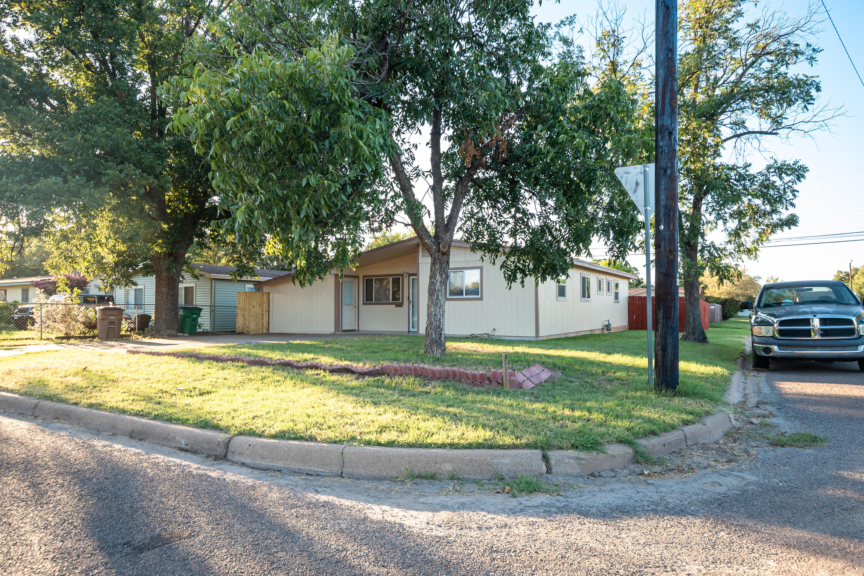 146 E Riverside Avenue Property Photo 4