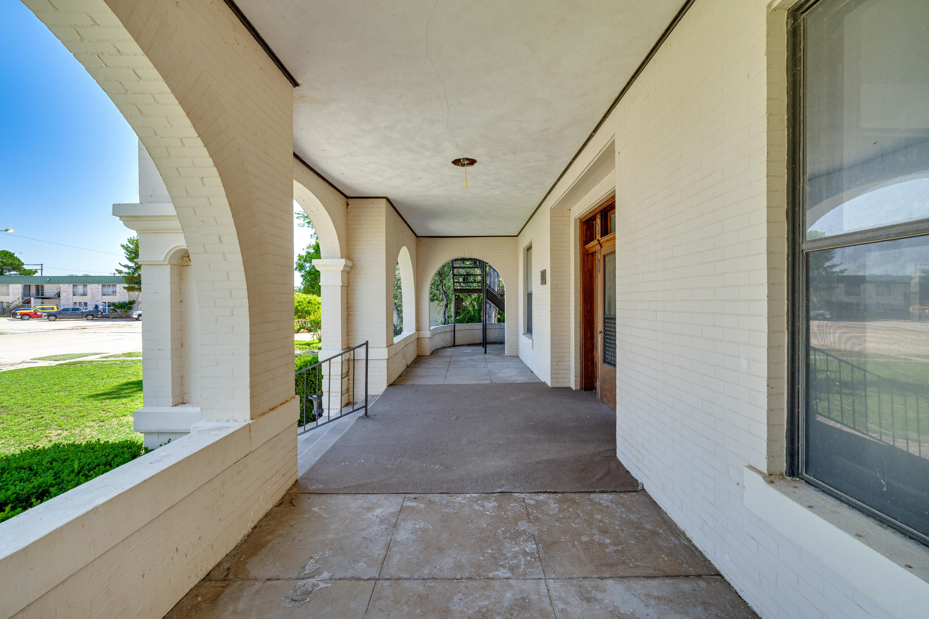 421 W Twohig Avenue Property Photo 7