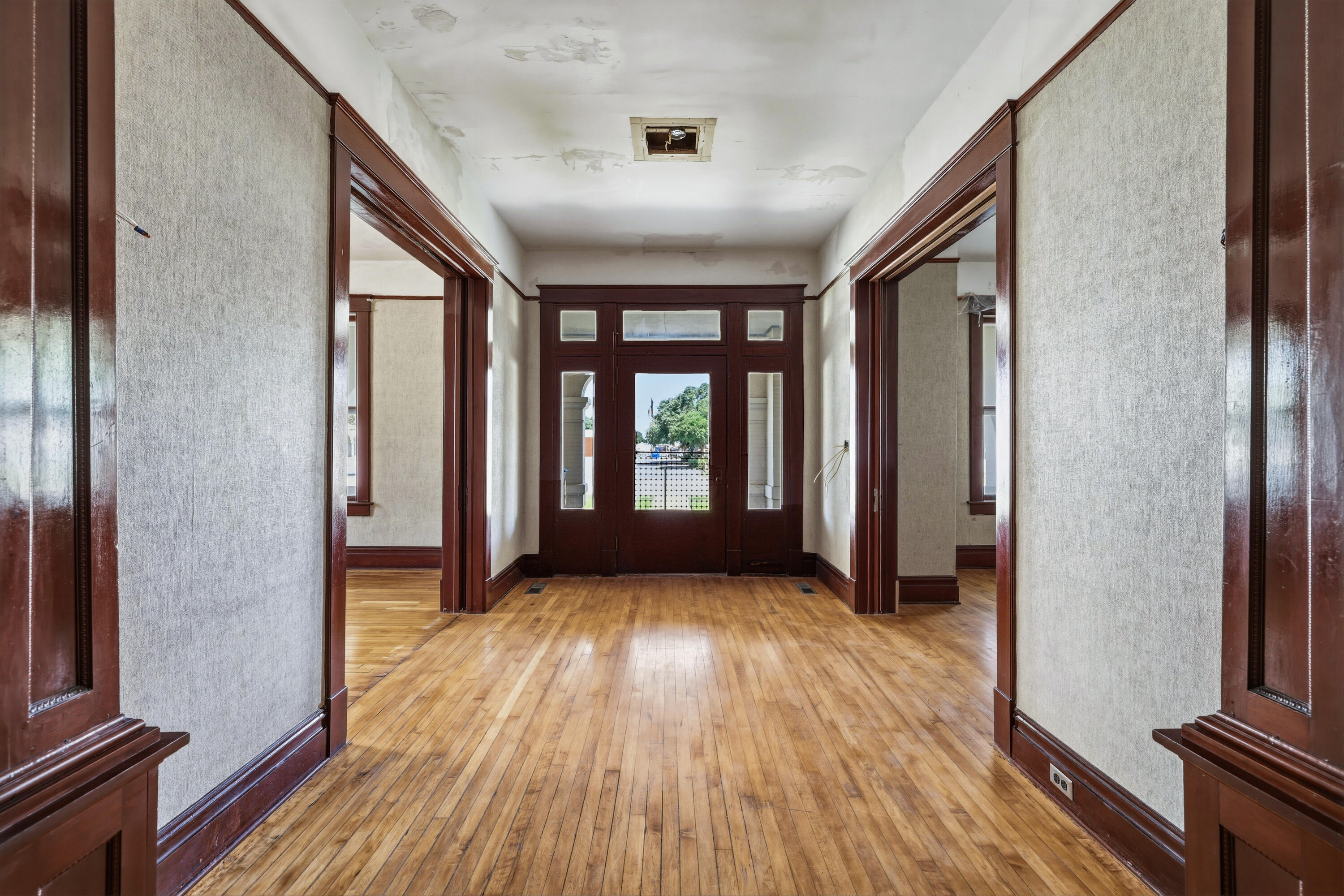 421 W Twohig Avenue Property Photo 10
