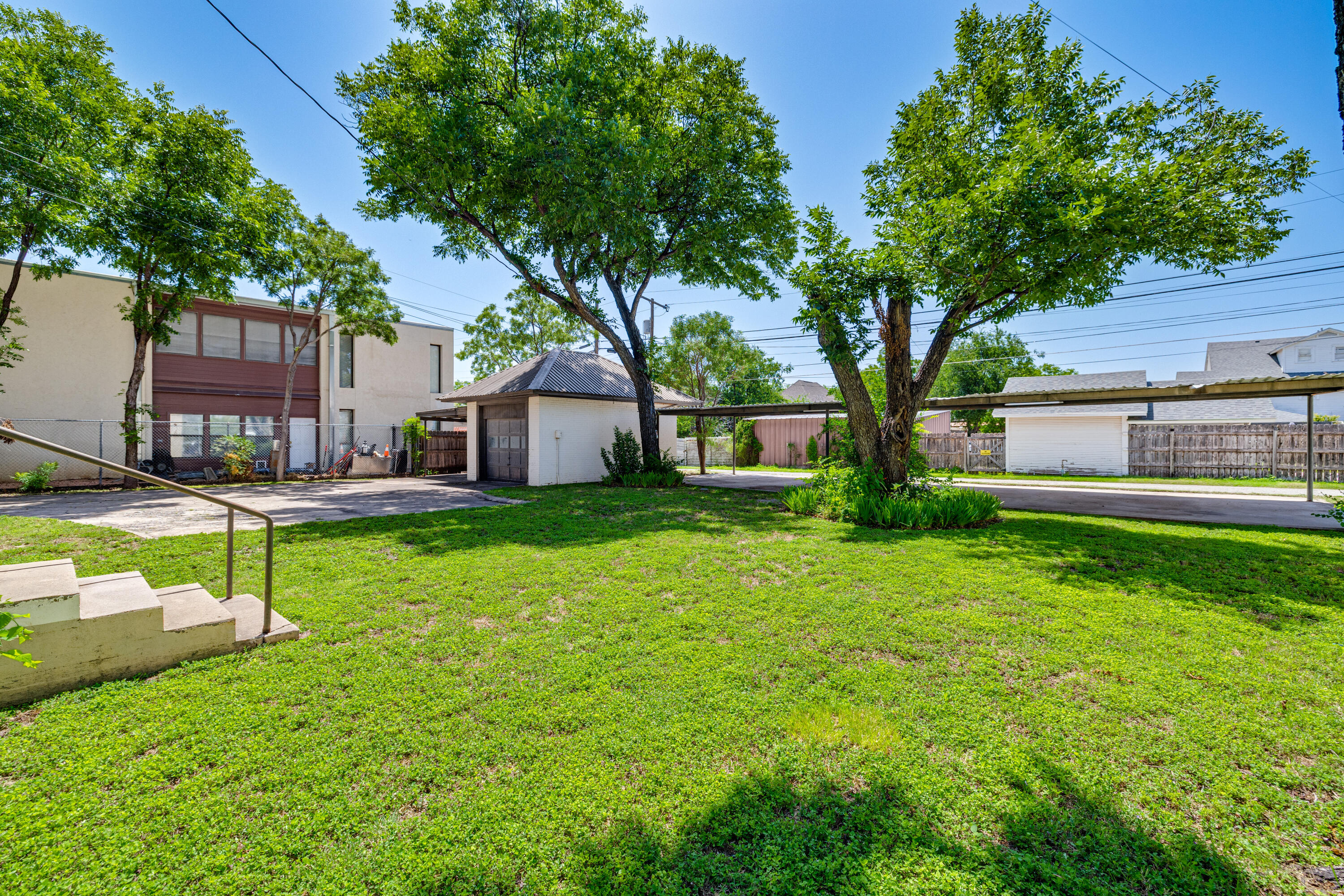 421 W Twohig Avenue Property Photo 58