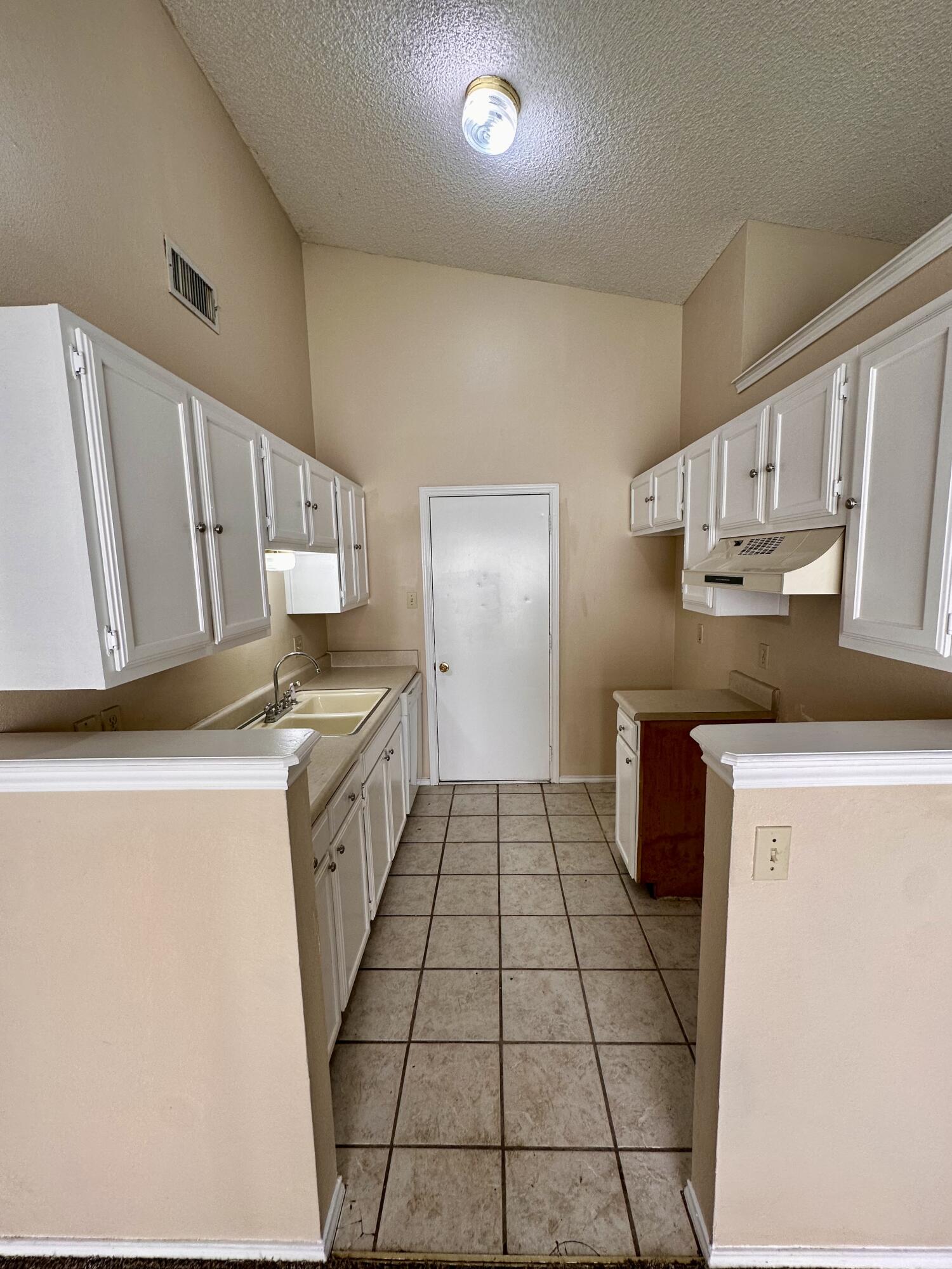 1418 Lindell Court Property Photo 6