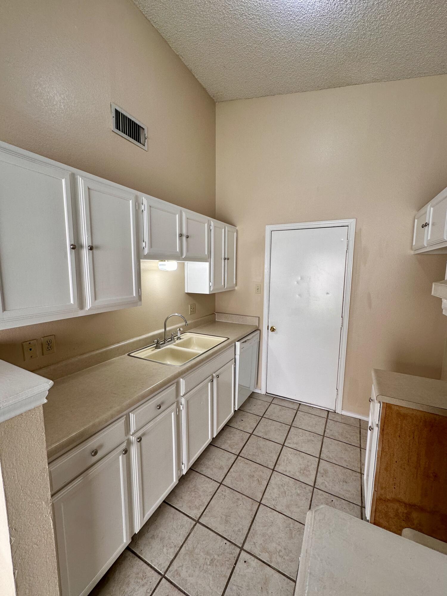 1418 Lindell Court Property Photo 7
