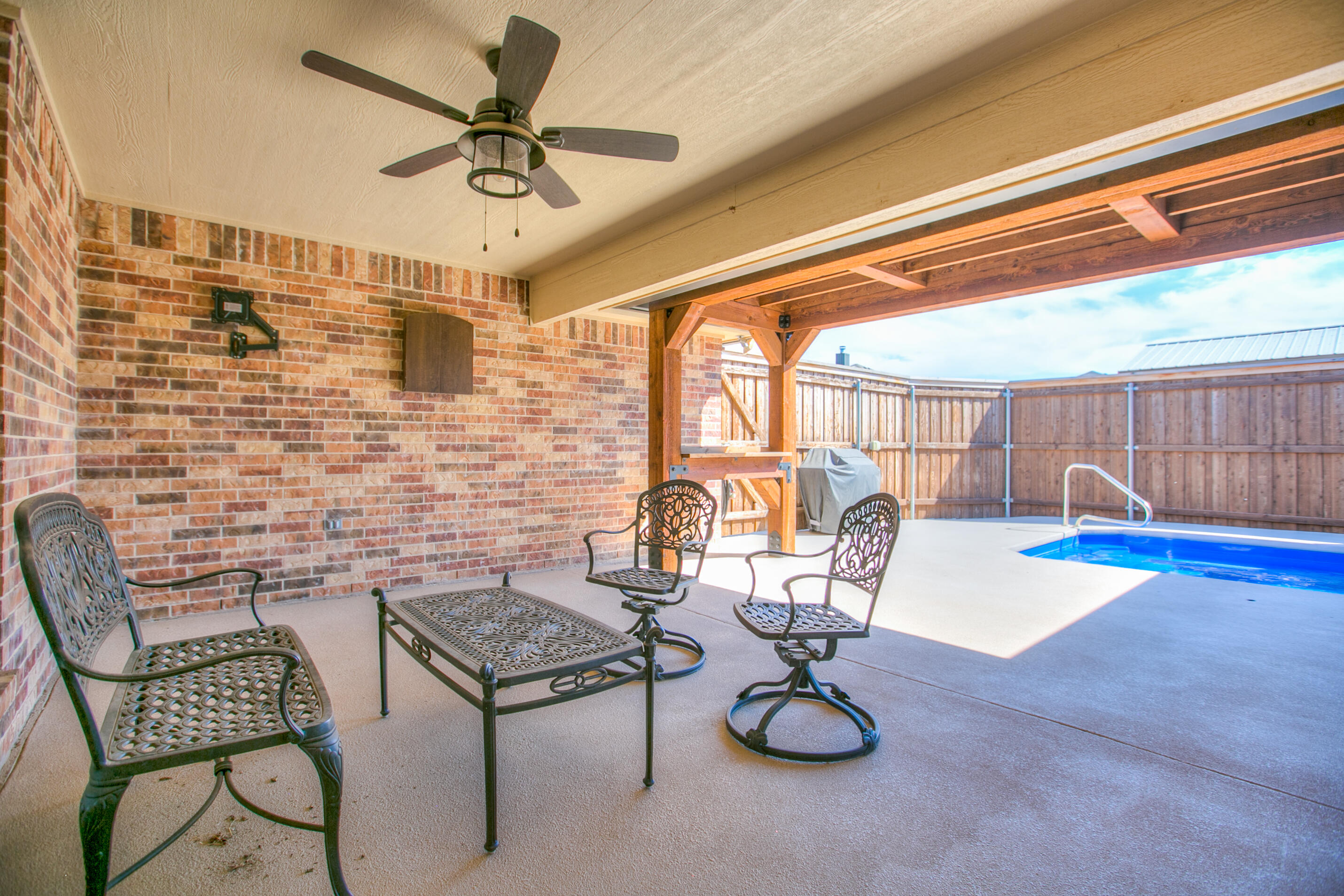 5050 Red Oak Lane Property Photo 5