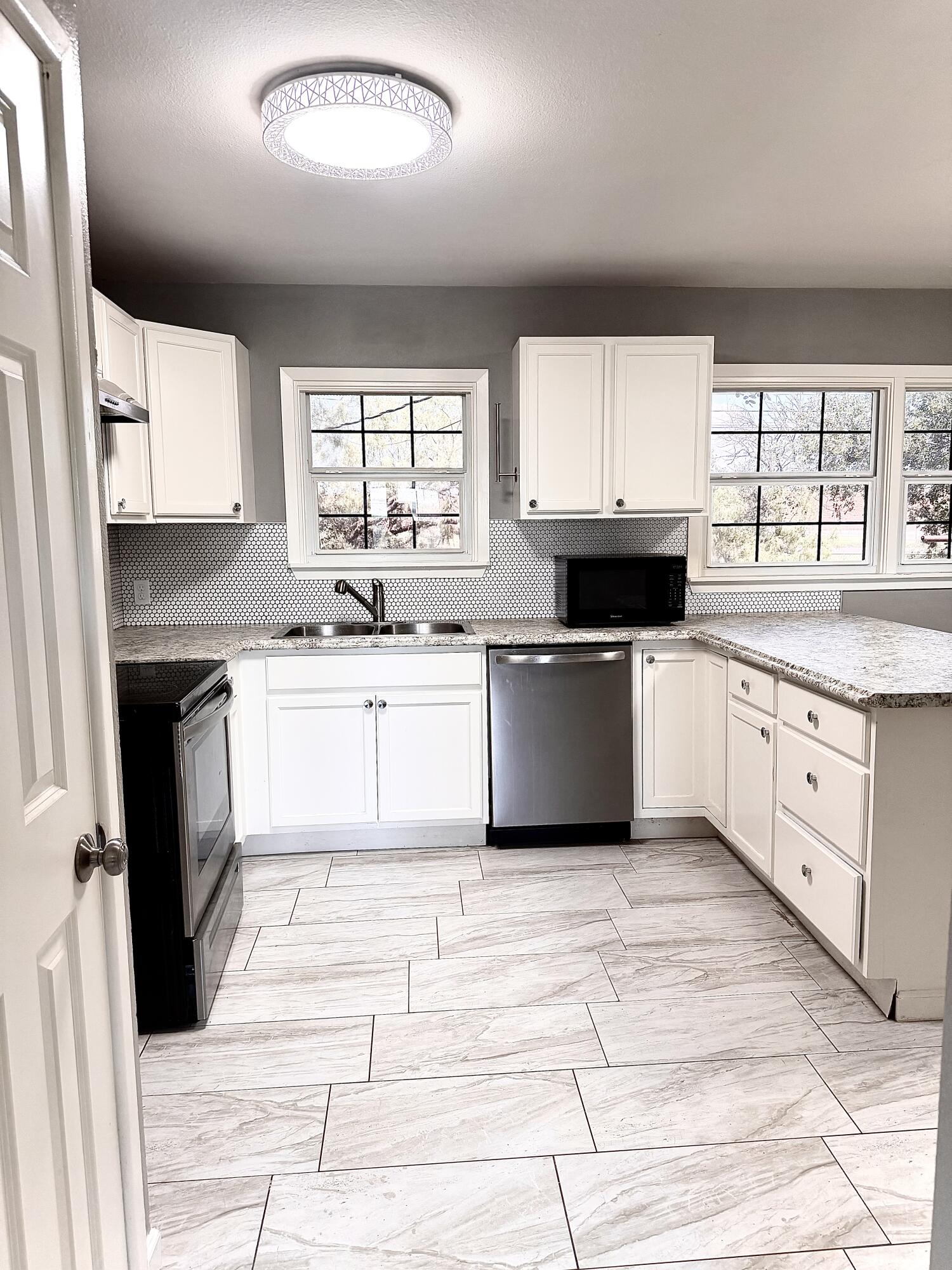 2926 Field Street Property Photo 4