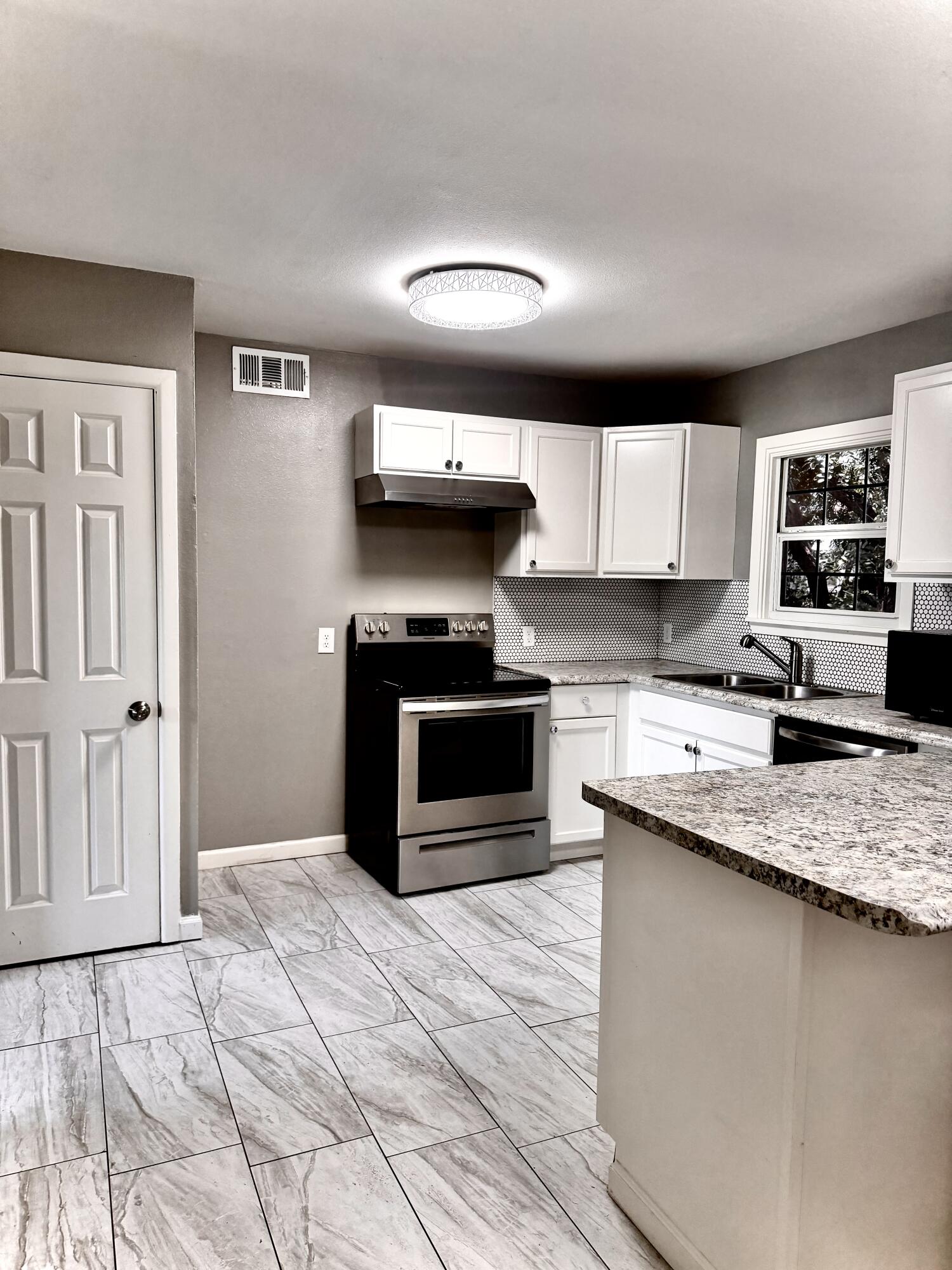 2926 Field Street Property Photo 6