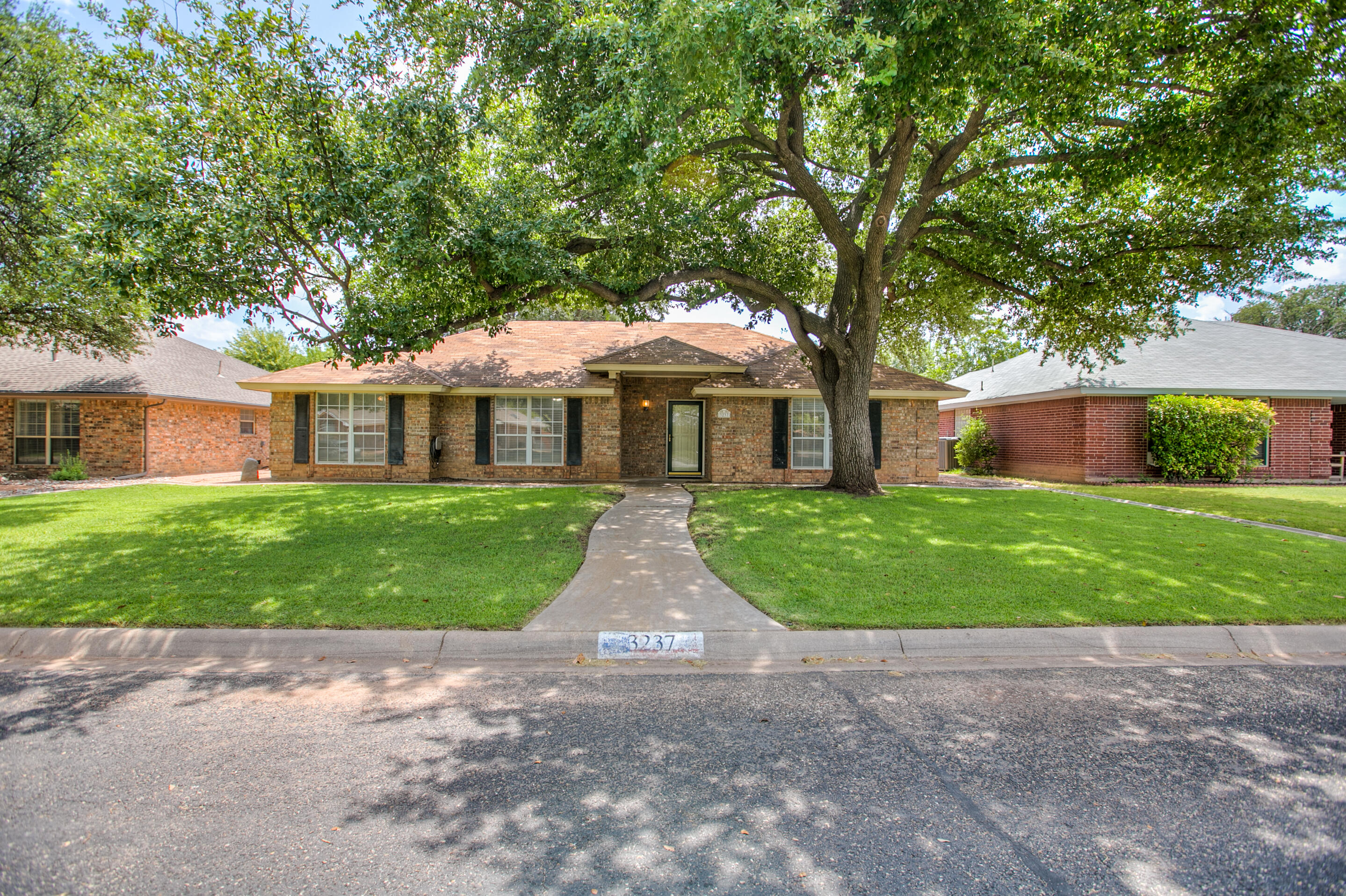 3237 Maplewood Drive Property Photo 1