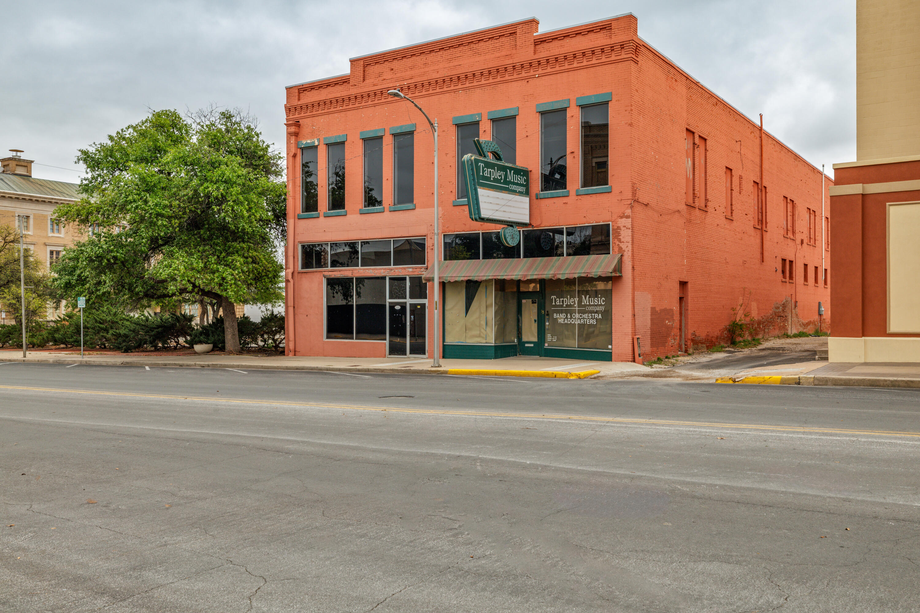 13 E Twohig Avenue Property Photo 2