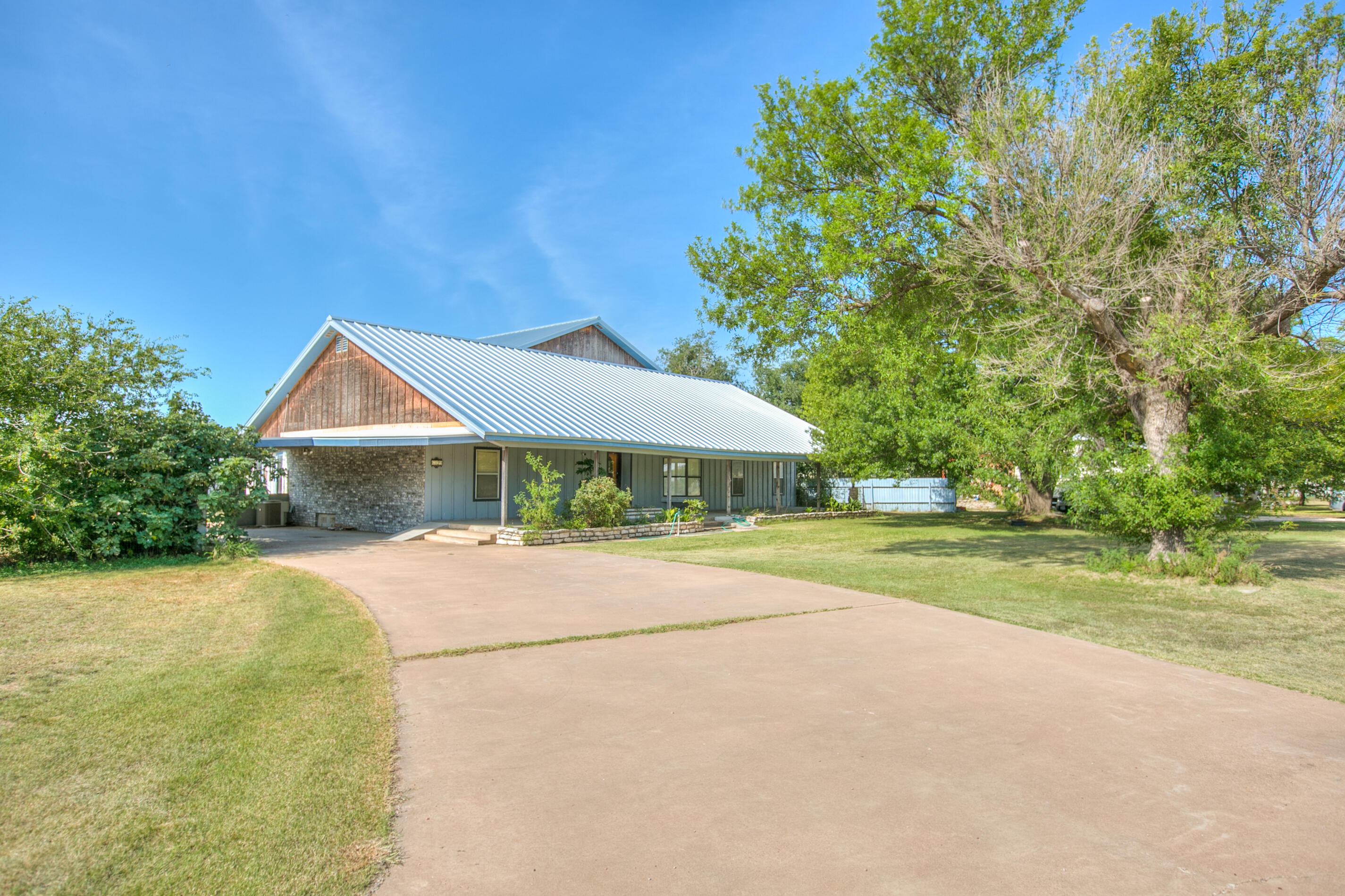 6329 Comanche Trail Property Photo 3