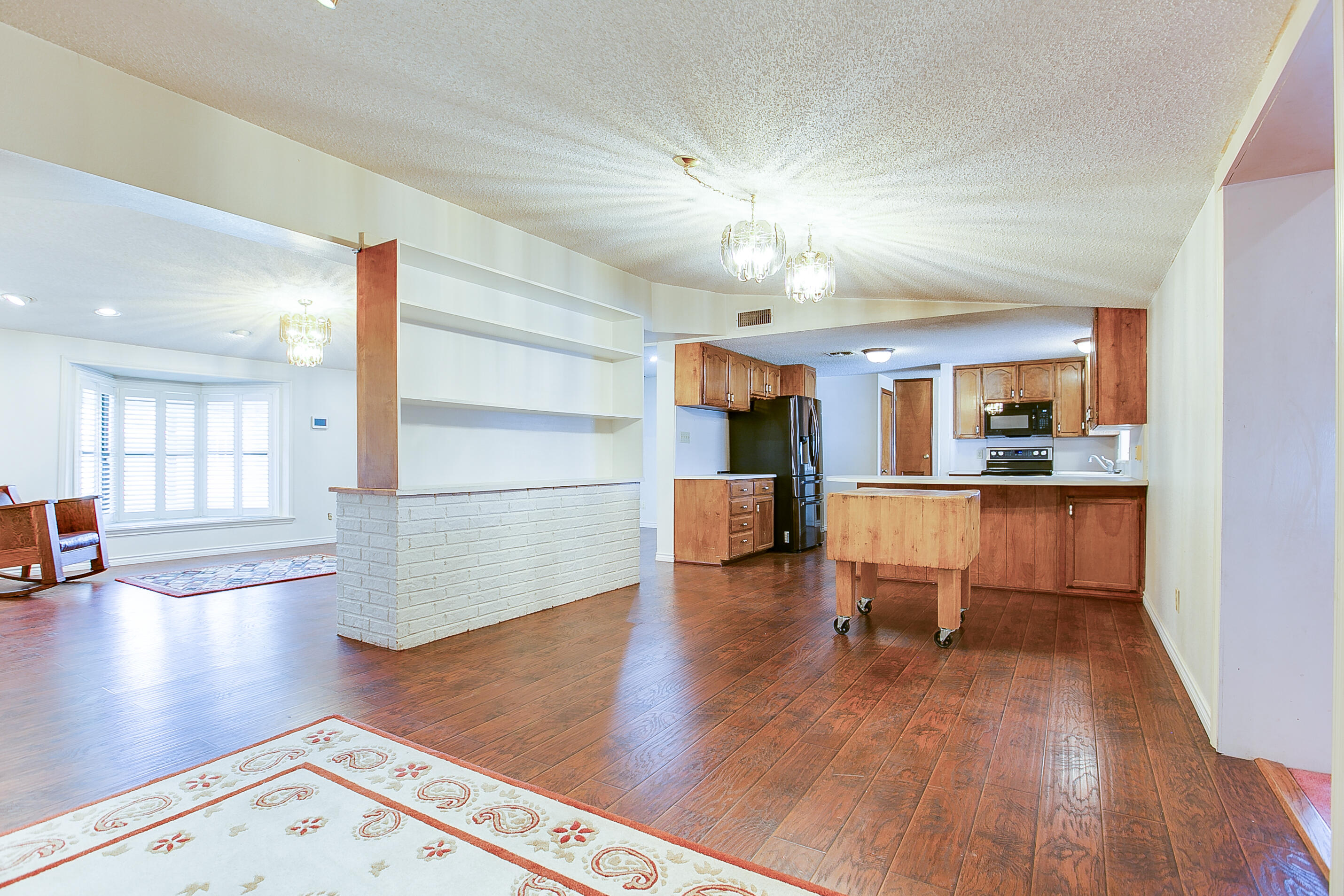 6329 Comanche Trail Property Photo 14