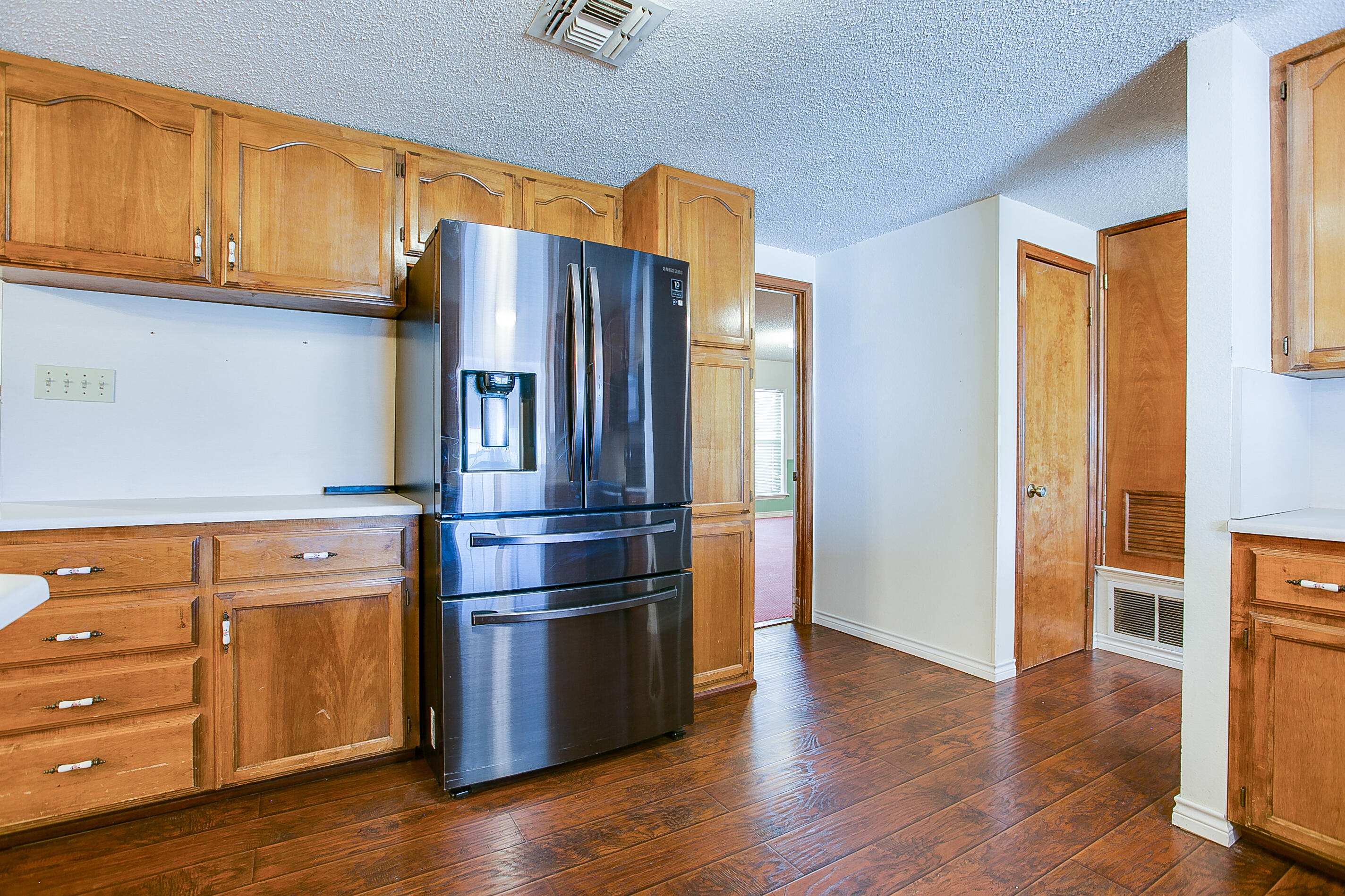 6329 Comanche Trail Property Photo 17
