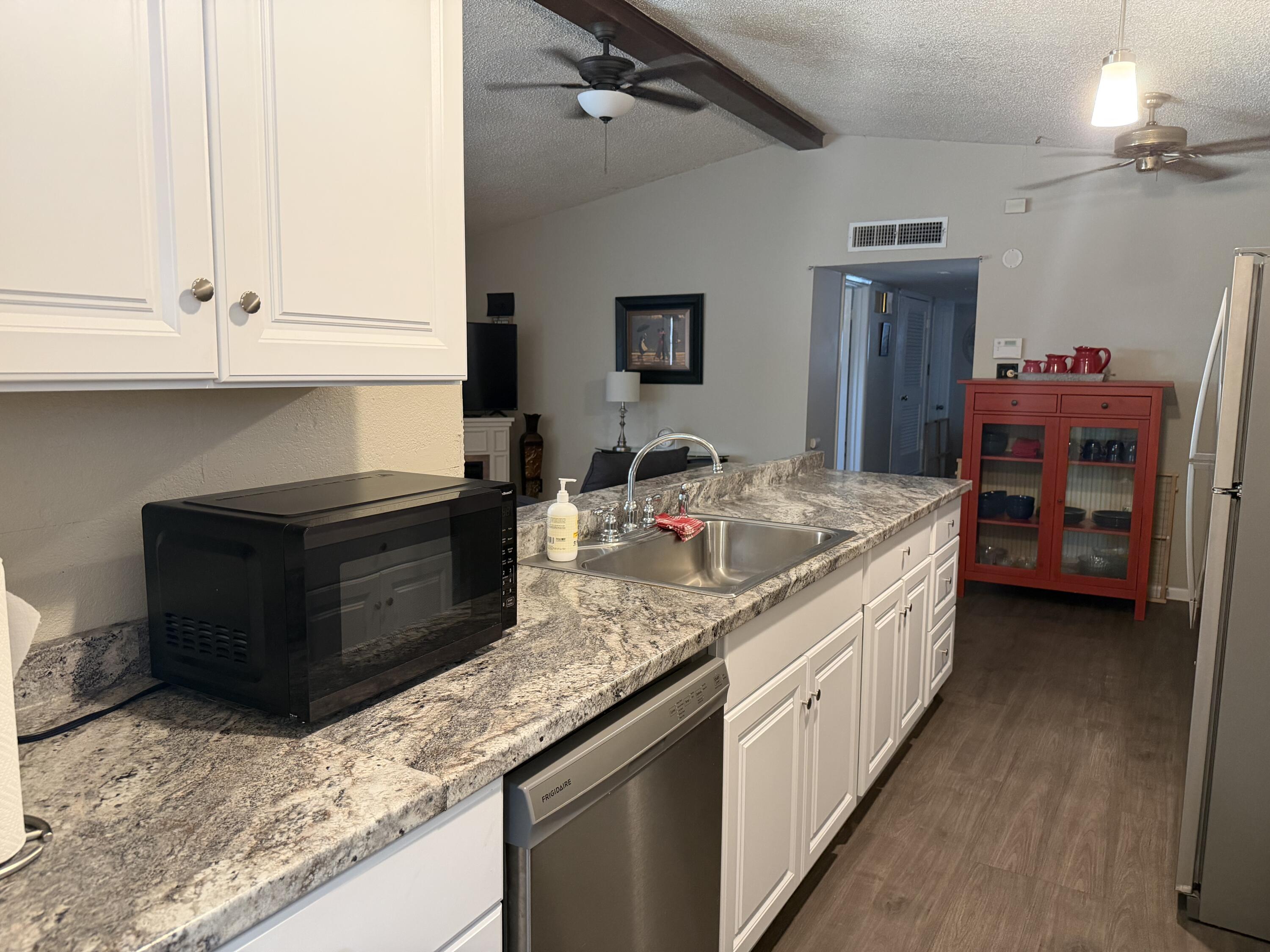 2702 University Avenue Property Photo 6