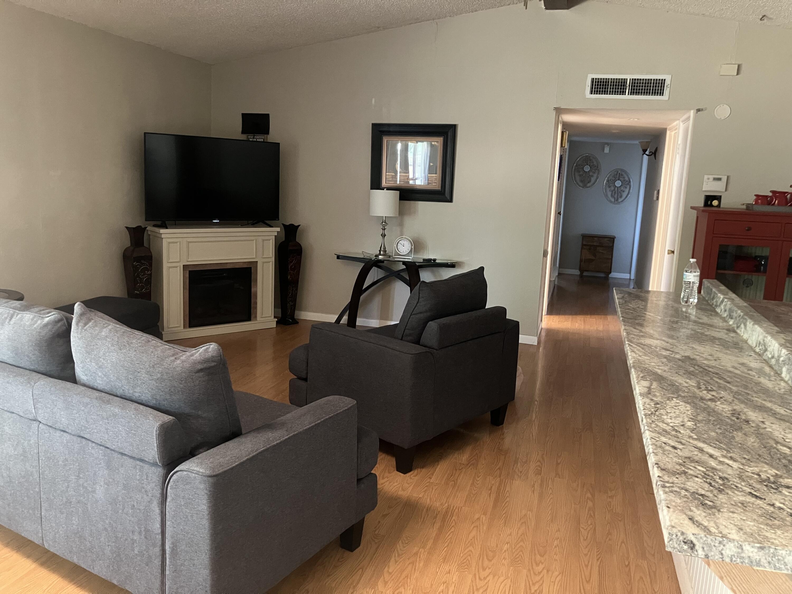 2702 University Avenue Property Photo 9