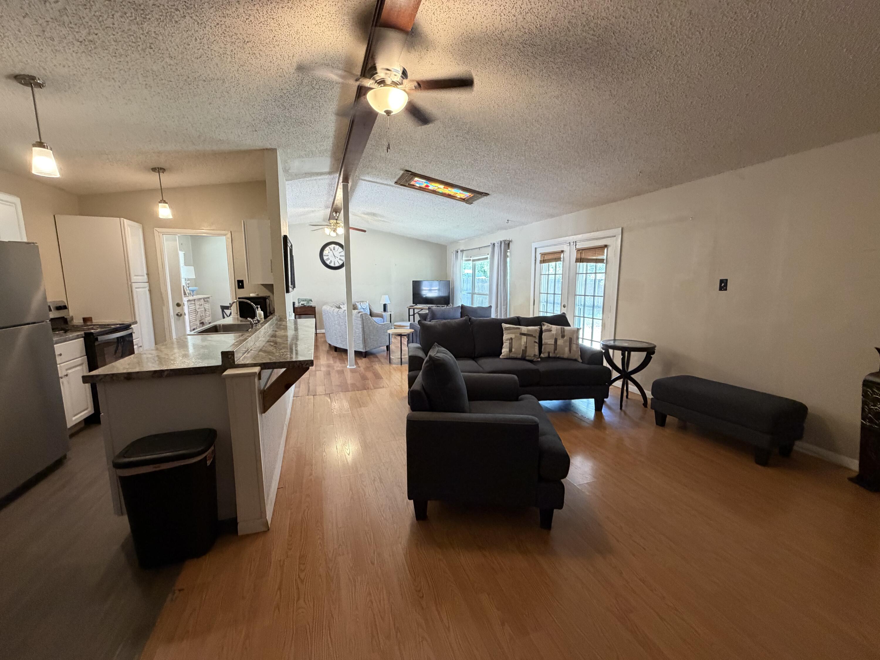 2702 University Avenue Property Photo 10