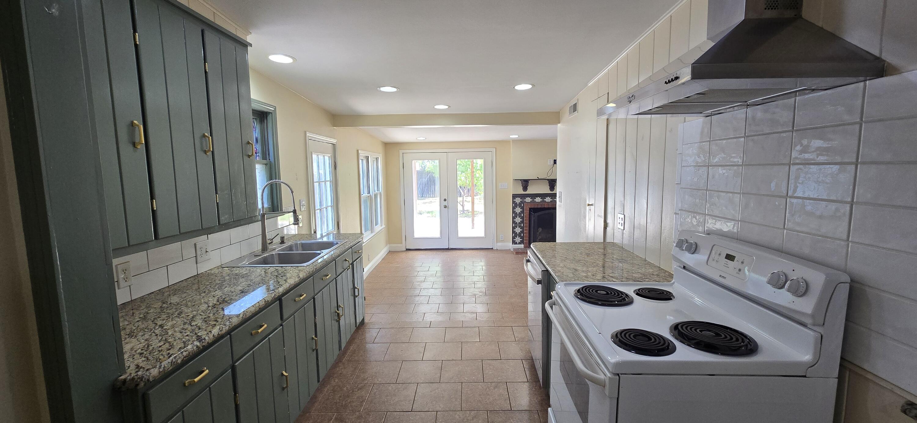 1628 Shafter Street Property Photo 4