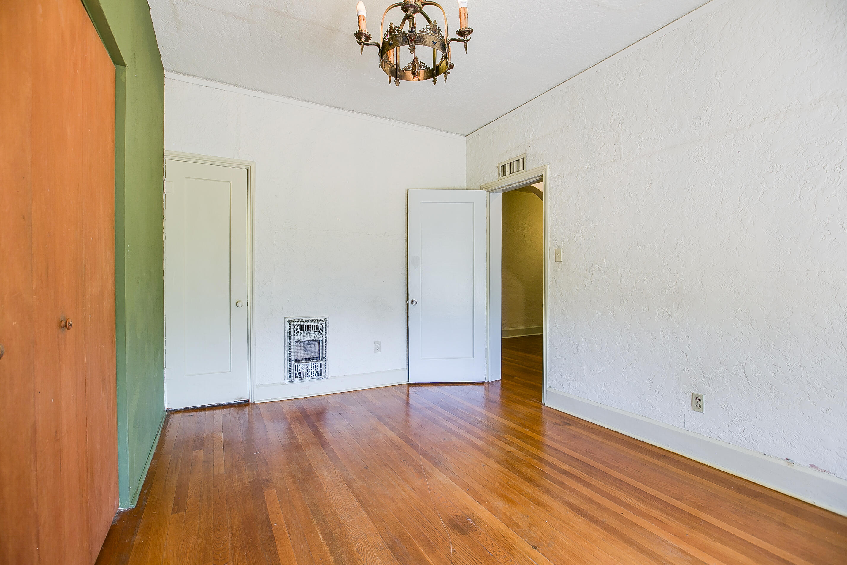 1105 N Van Buren Street Property Photo 8