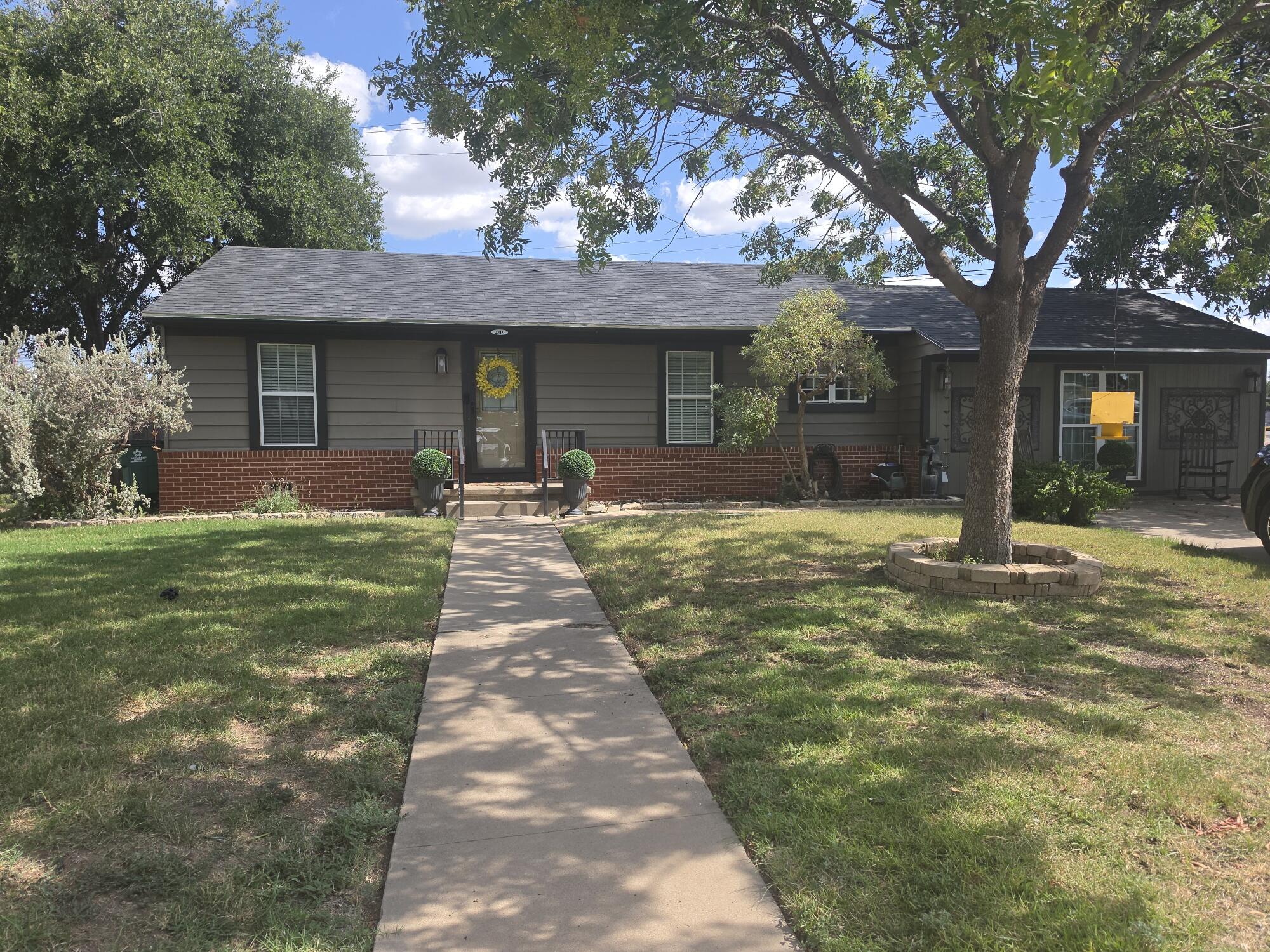 2319 Carlton Way Property Photo 2