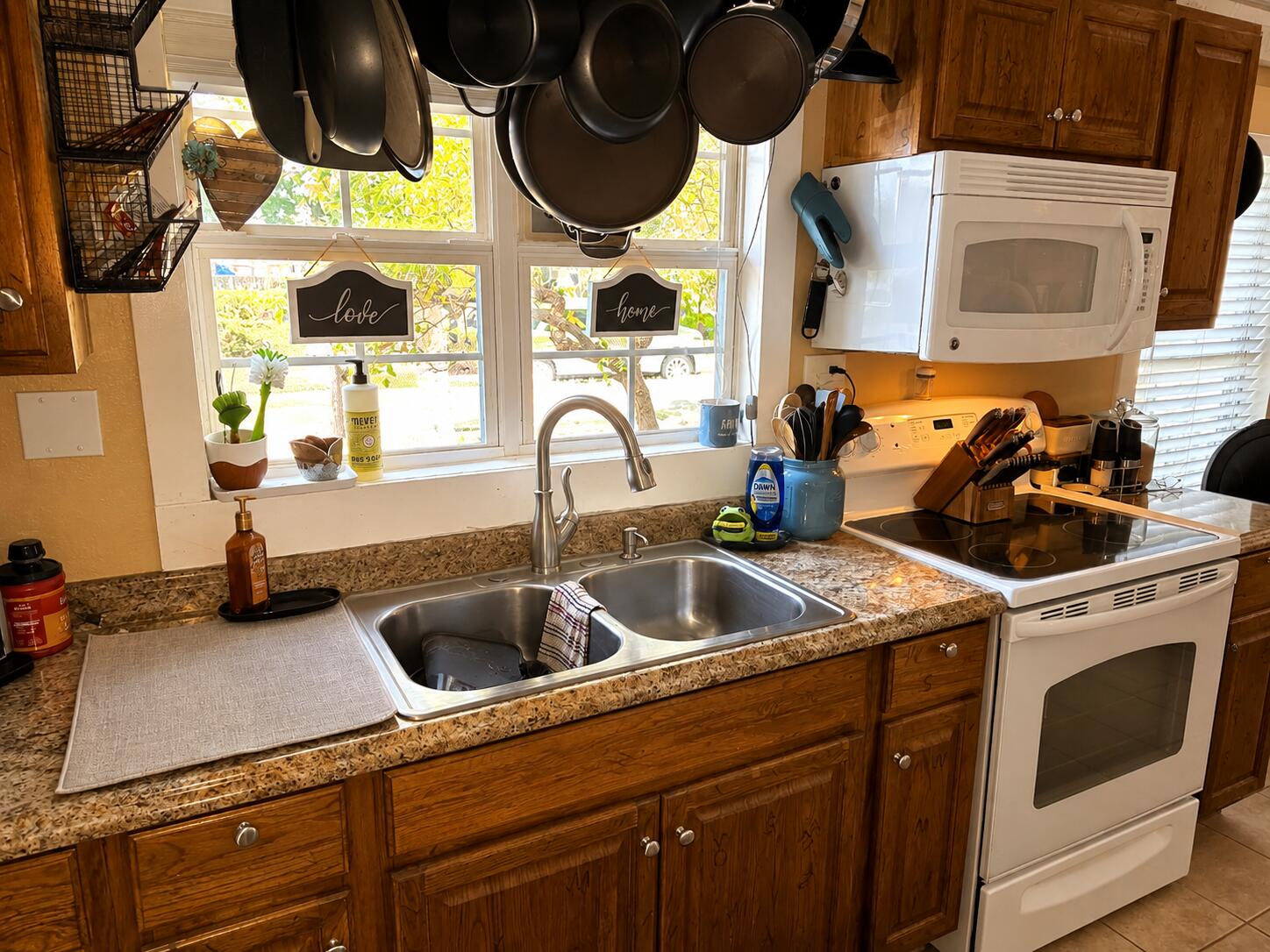 2319 Carlton Way Property Photo 6