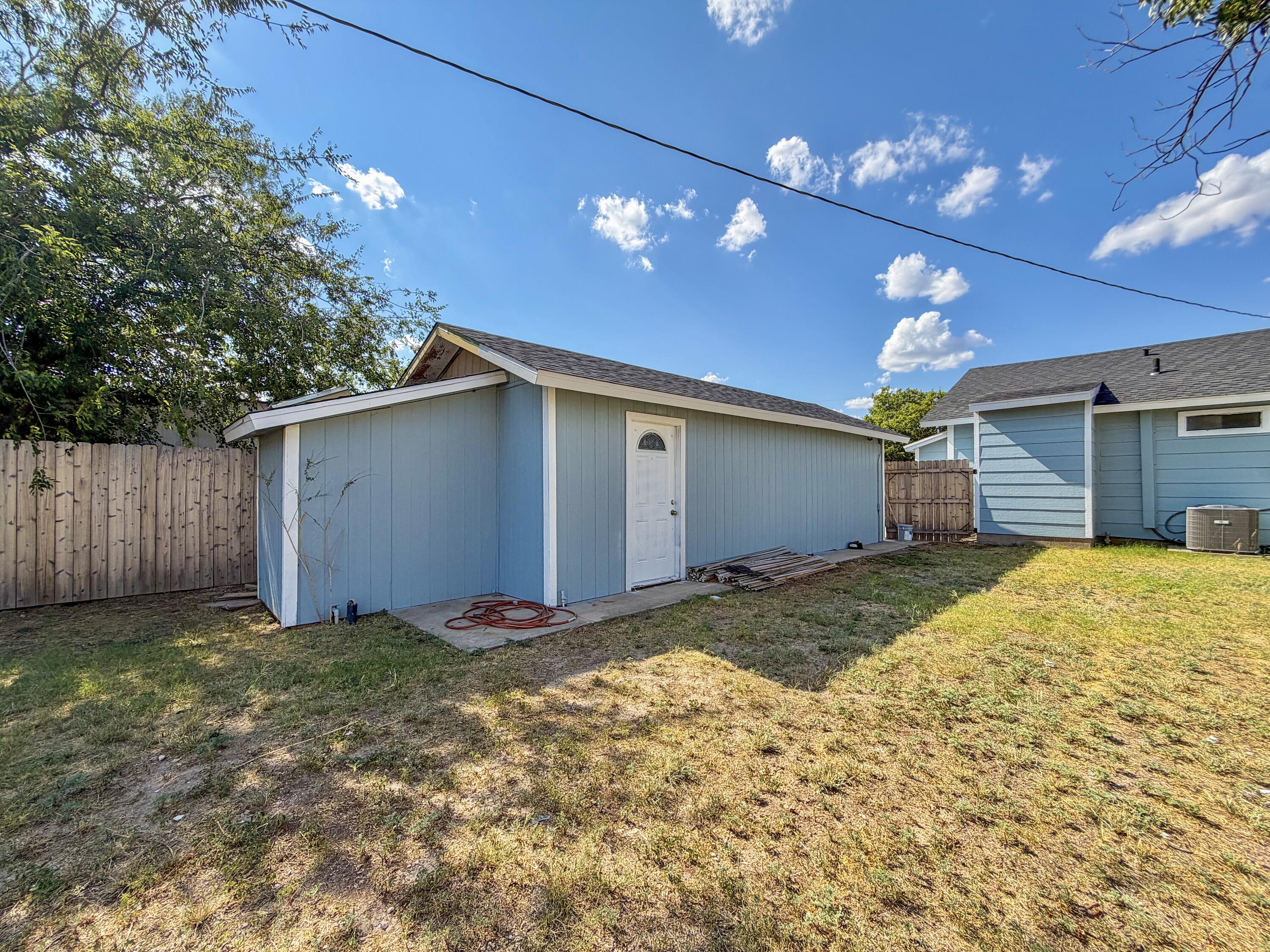 521 E 42nd Street Property Photo 18