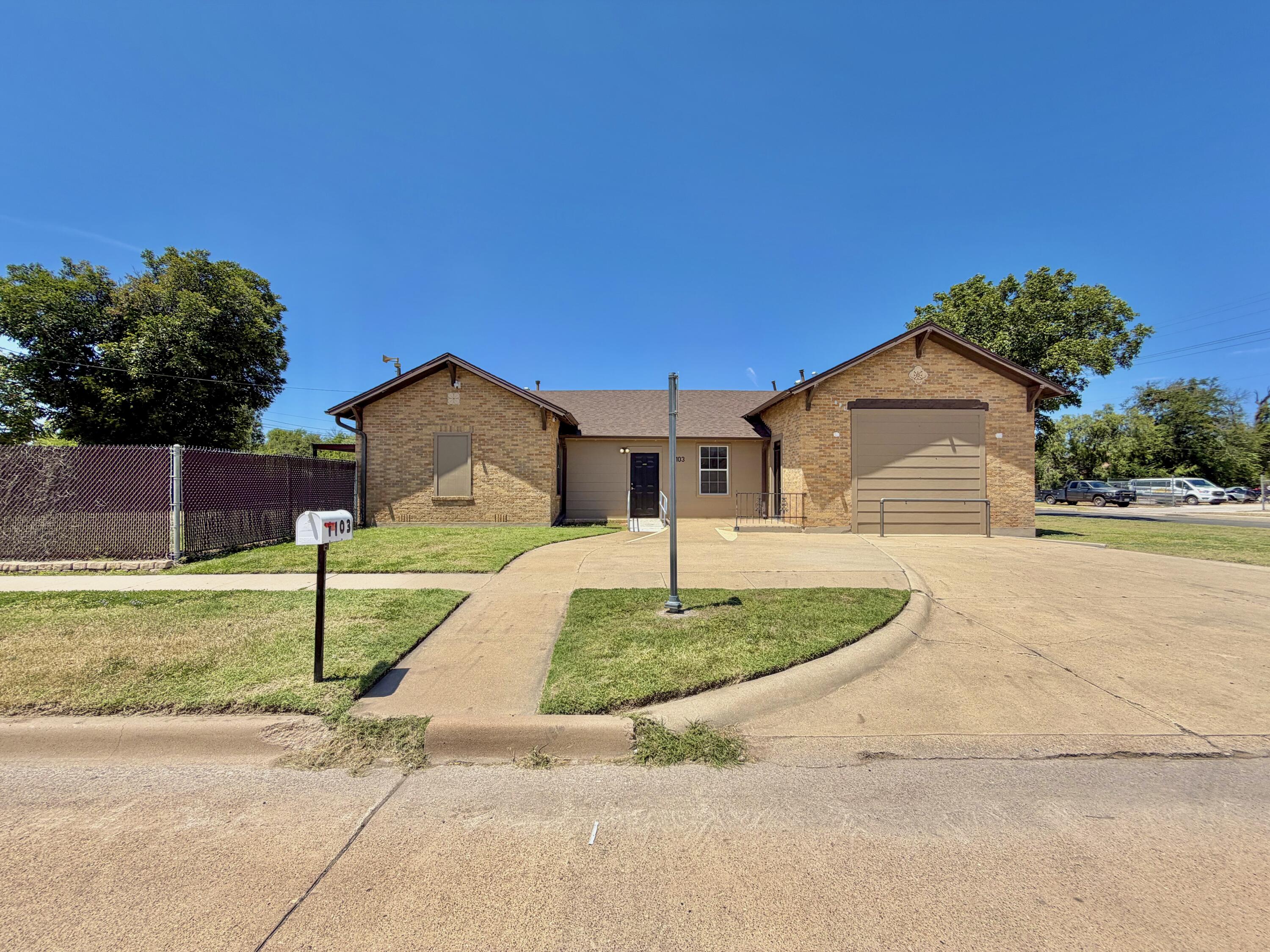 1103 S Oakes Street Property Photo 4