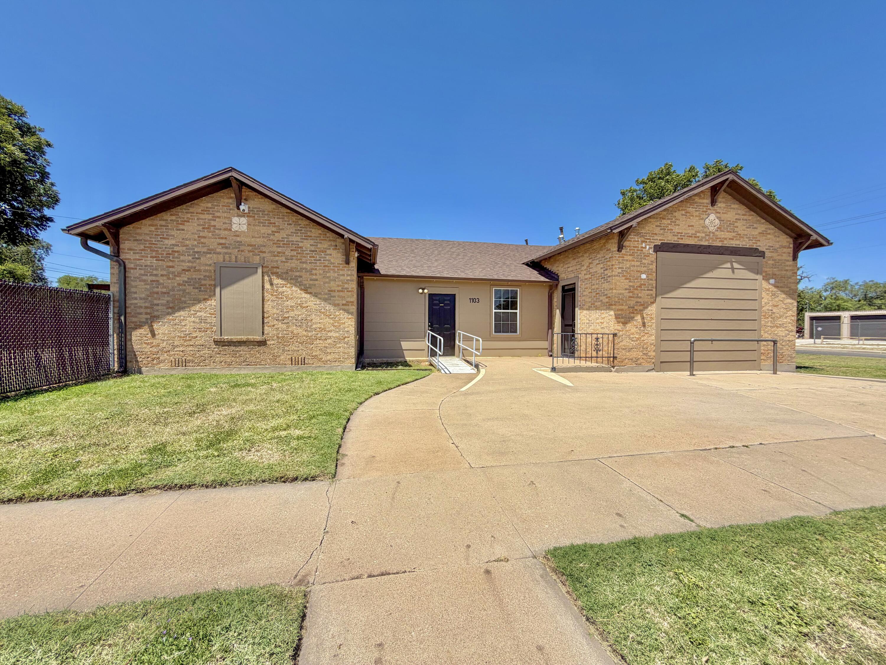 1103 S Oakes Street Property Photo 6
