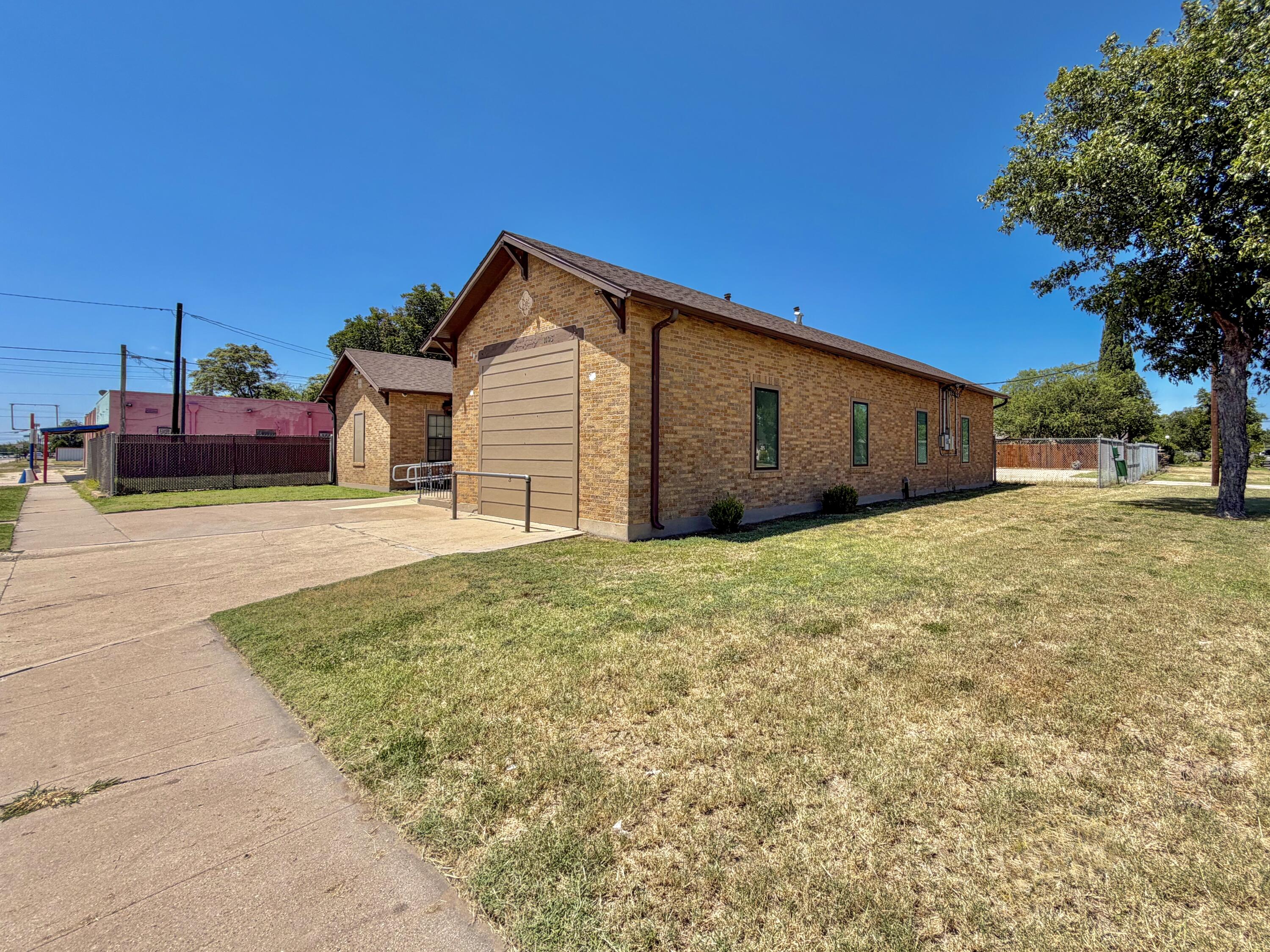 1103 S Oakes Street Property Photo 7