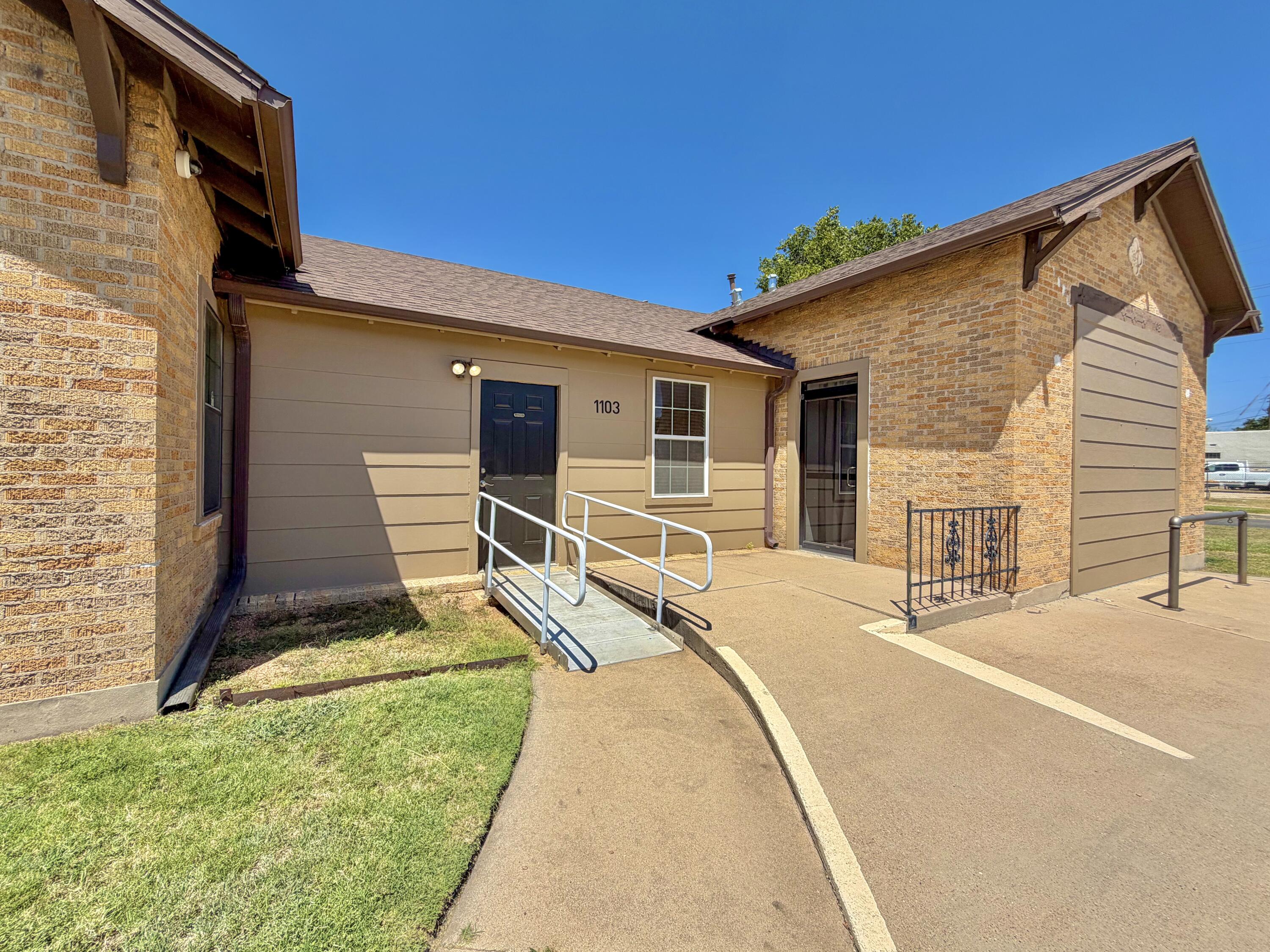 1103 S Oakes Street Property Photo 8