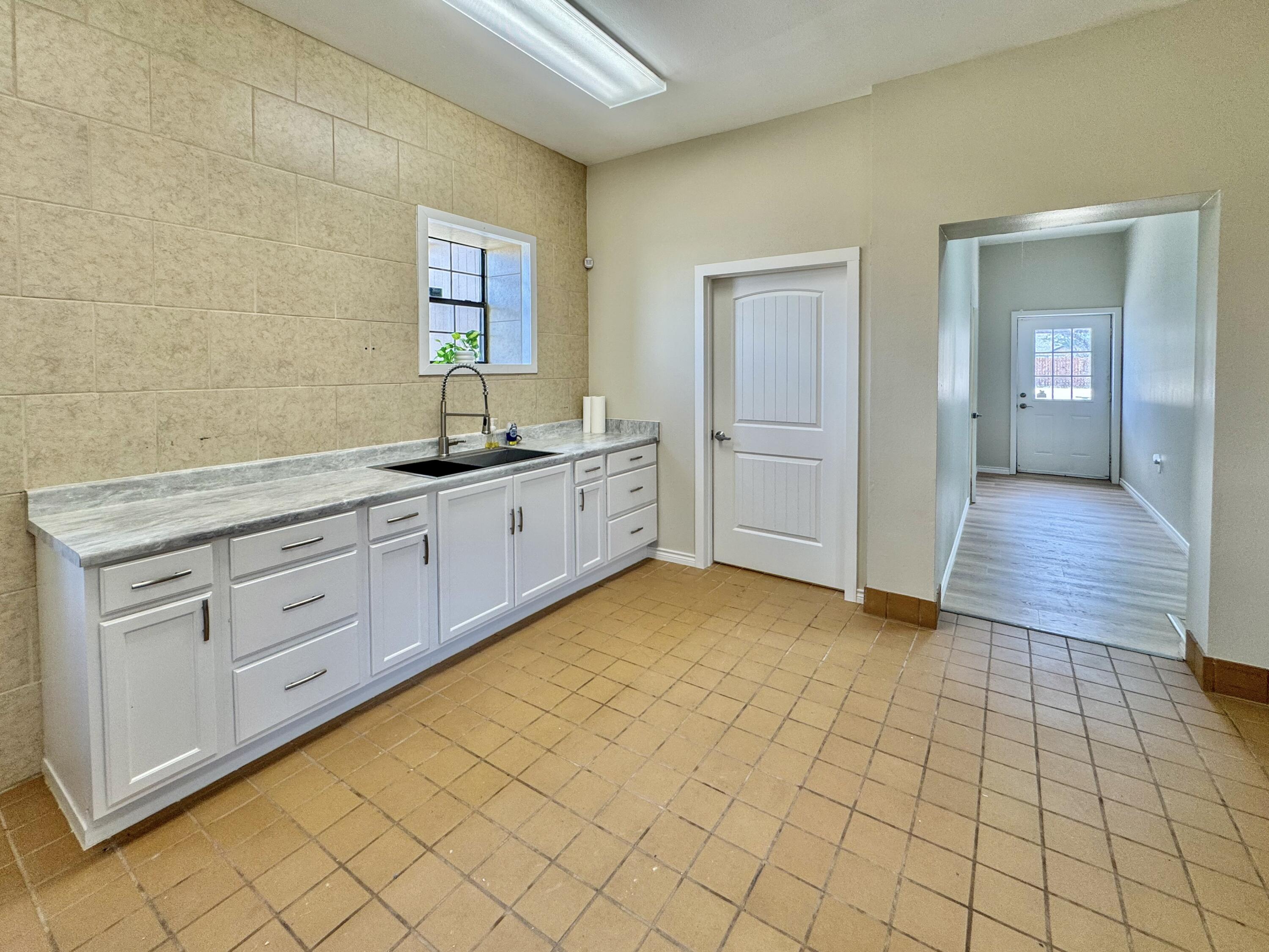 1103 S Oakes Street Property Photo 23