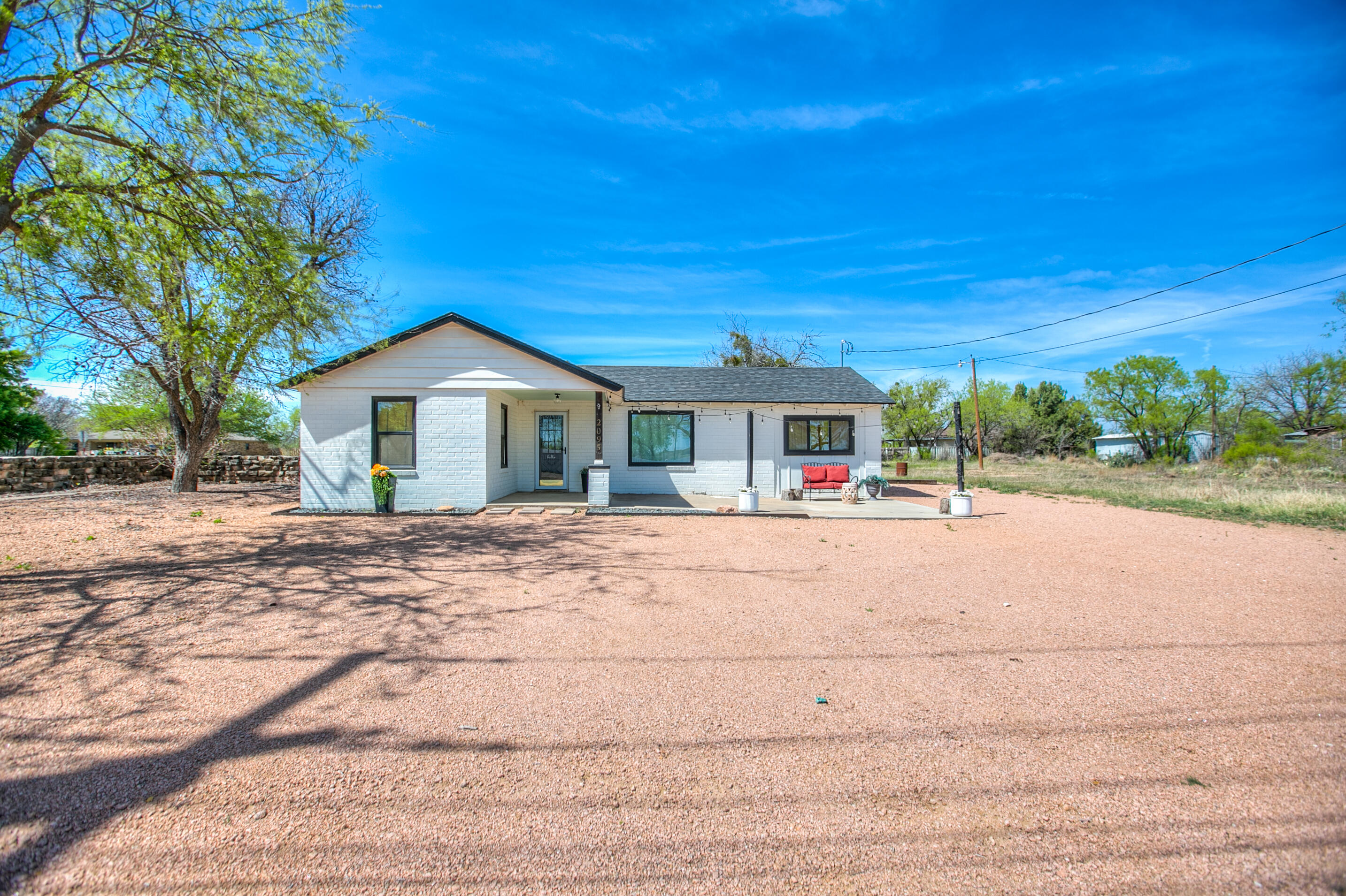 2095 End Street Property Photo 1