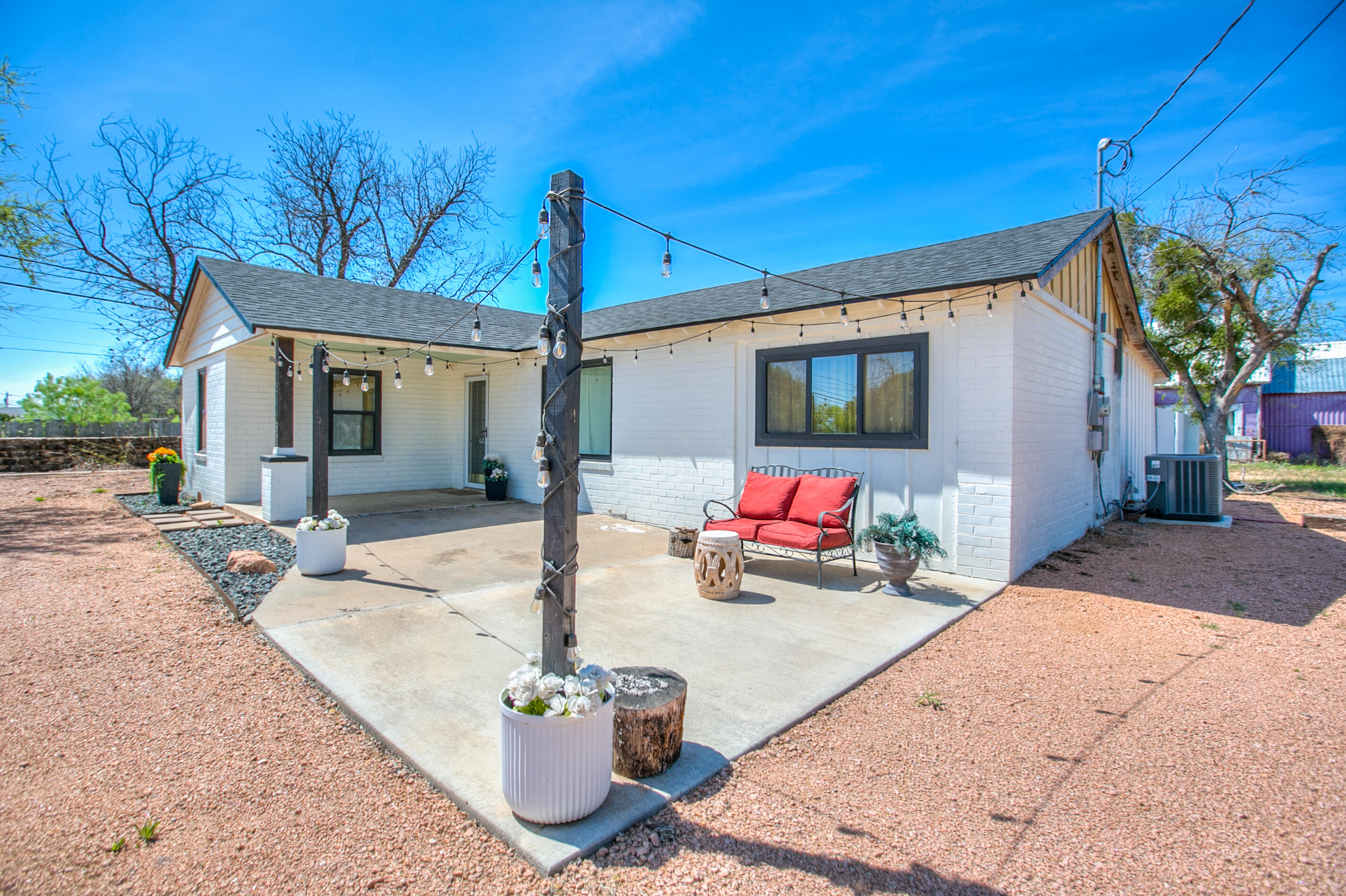 2095 End Street Property Photo 4